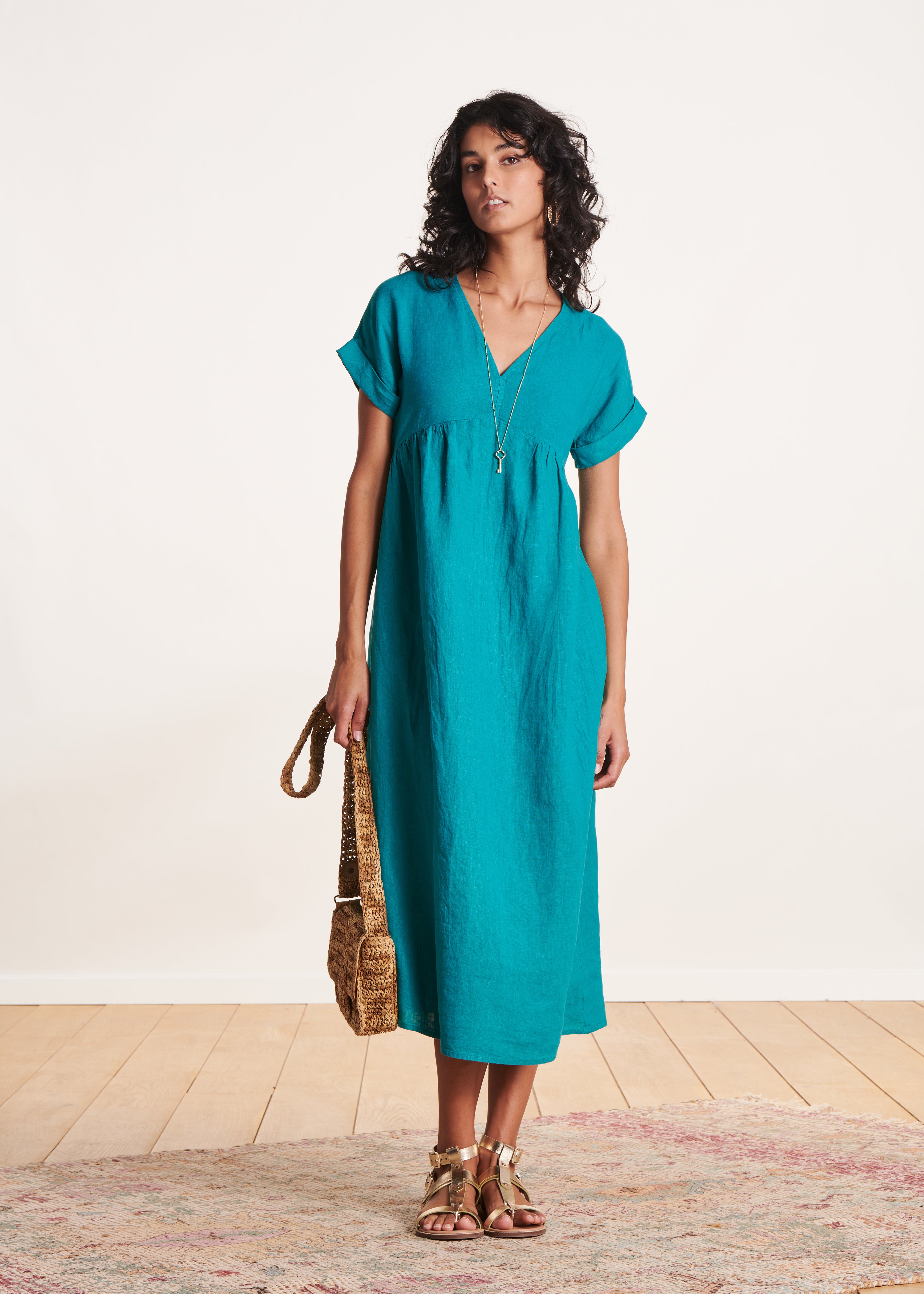 Uitlopende lange jurk van Indisch blauw linnen, korte mouwen La