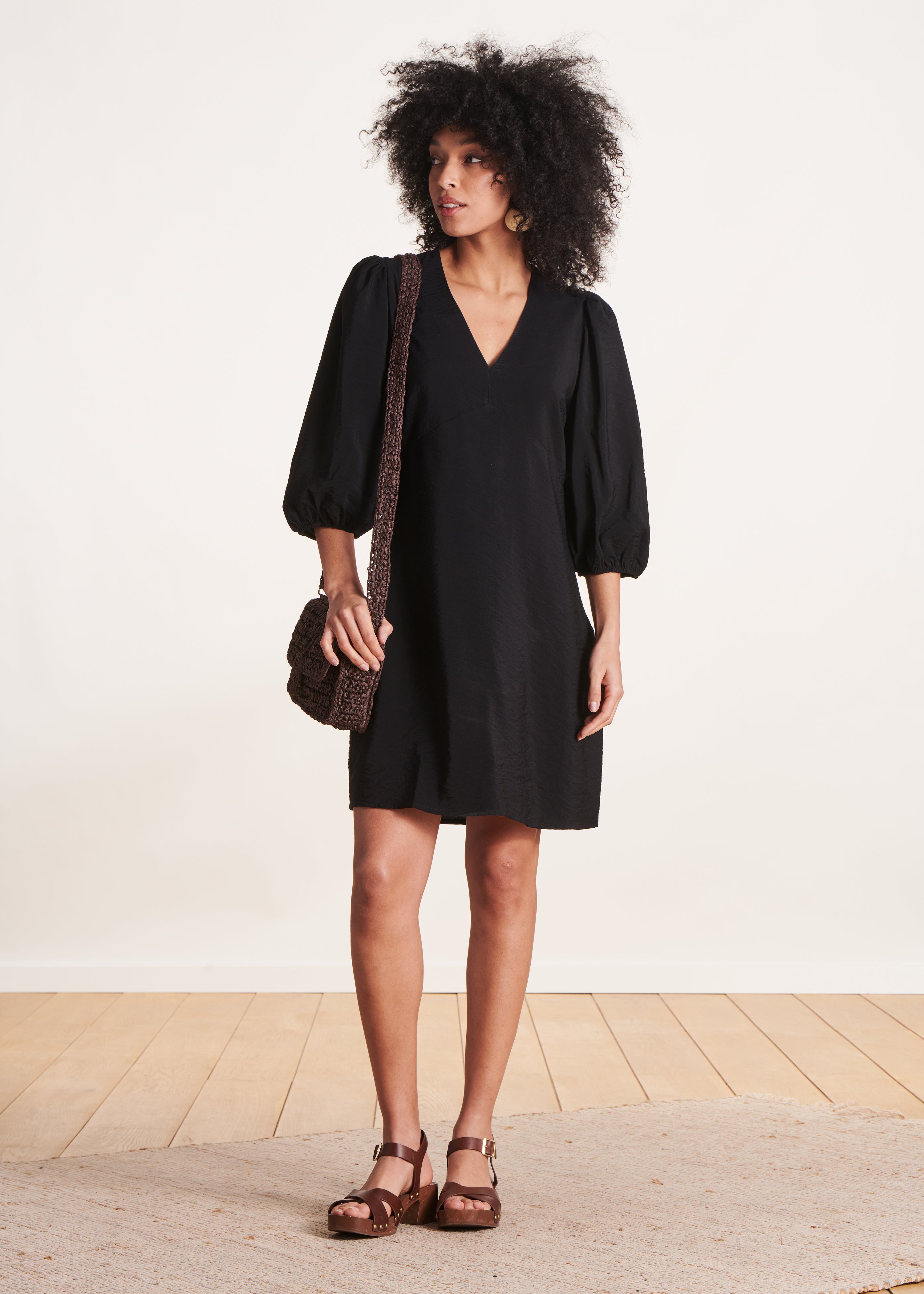 Zwarte slim-fit korte jurk met lange mouwen La Fée Maraboutée