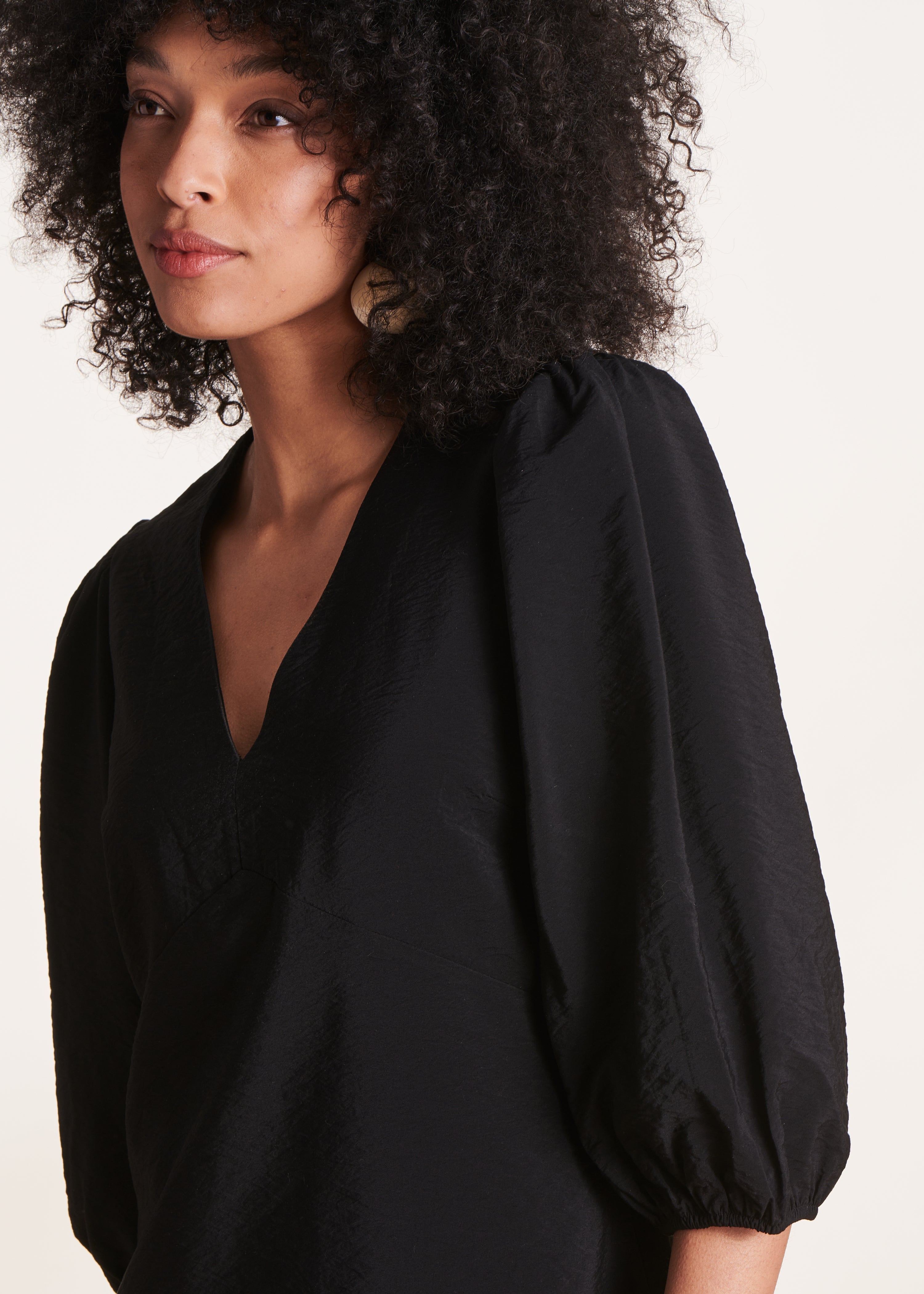 Robe courte cintrée noire à manches longues