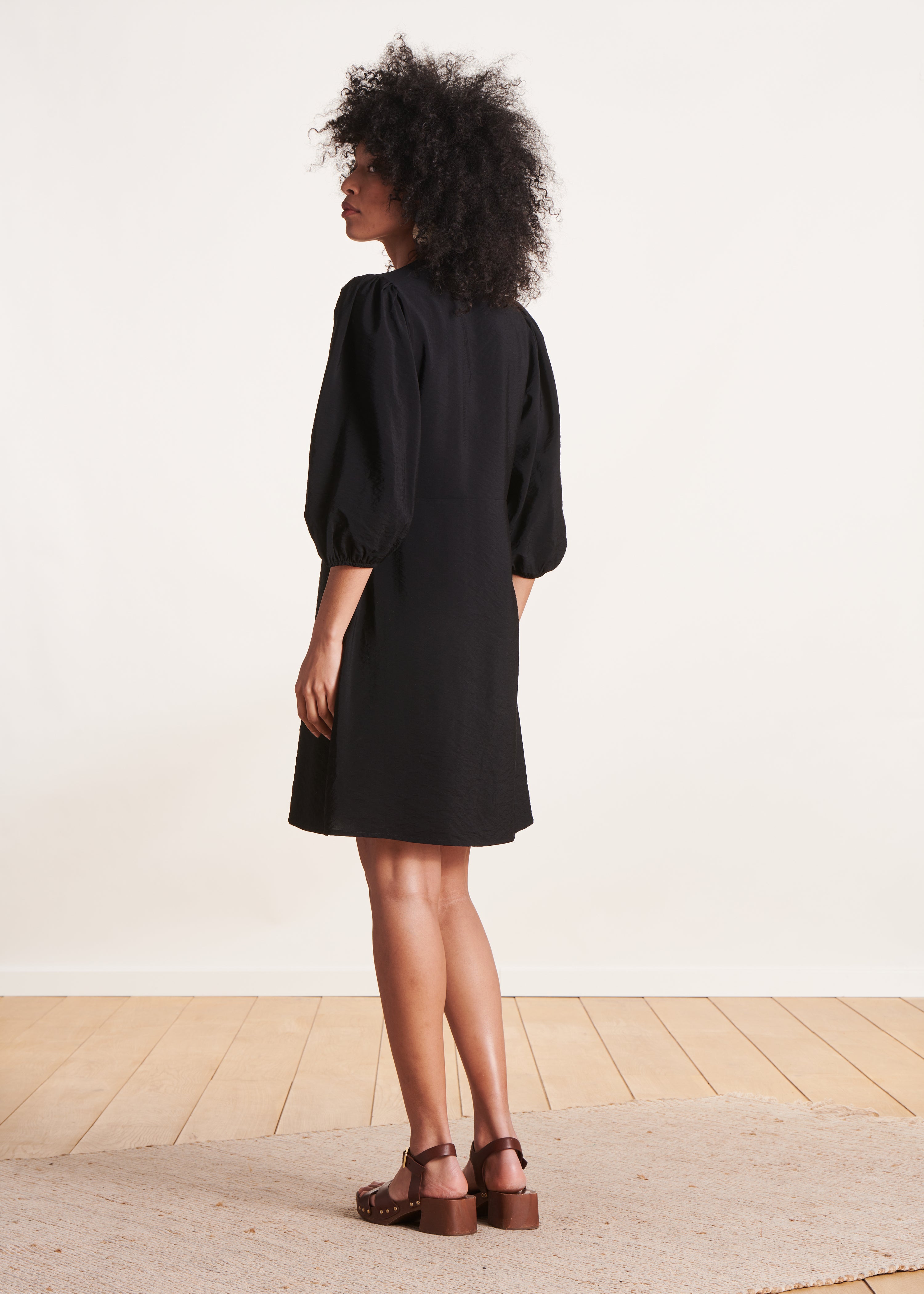 Robe courte cintrée noire à manches longues