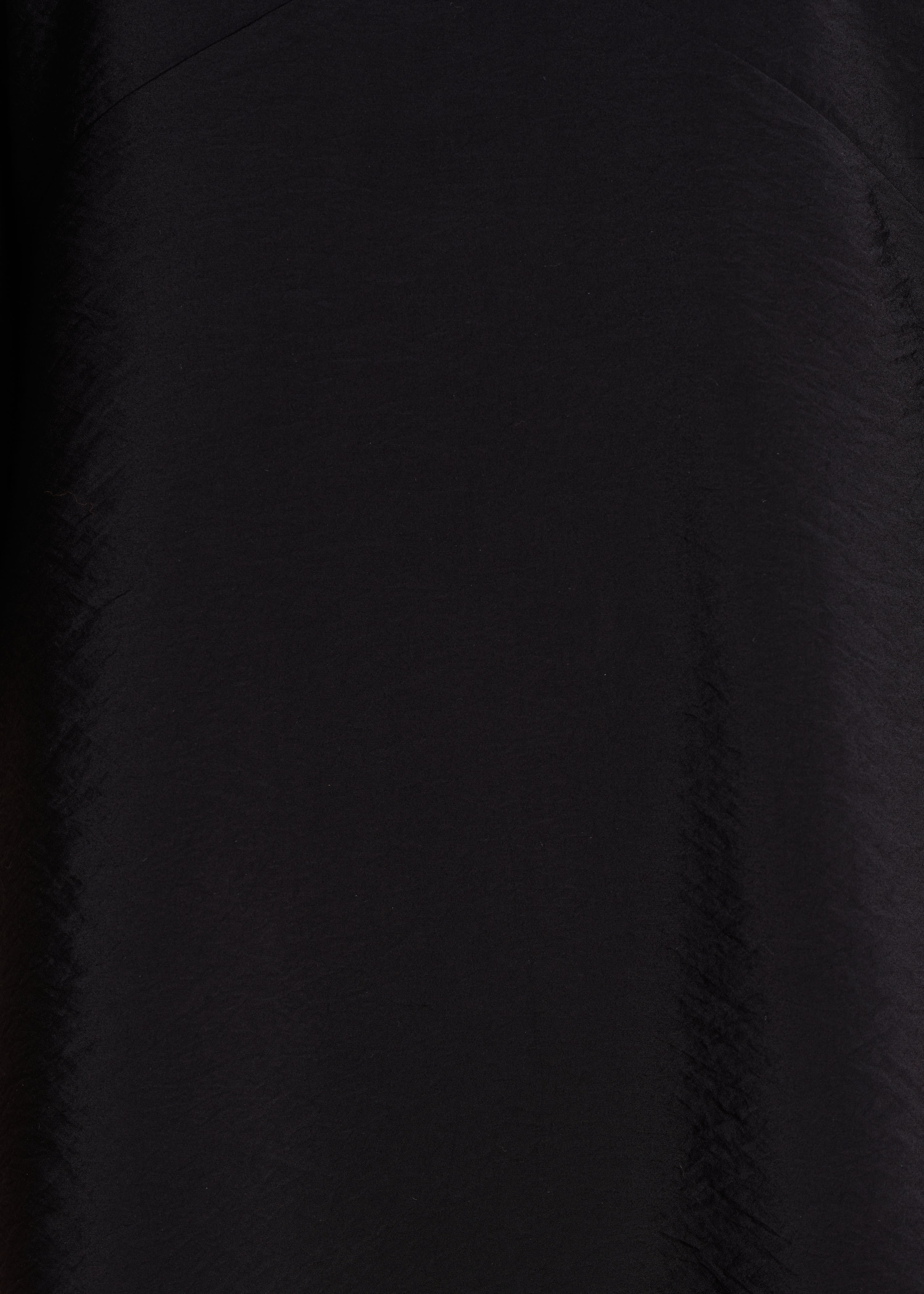 Robe courte cintrée noire à manches longues
