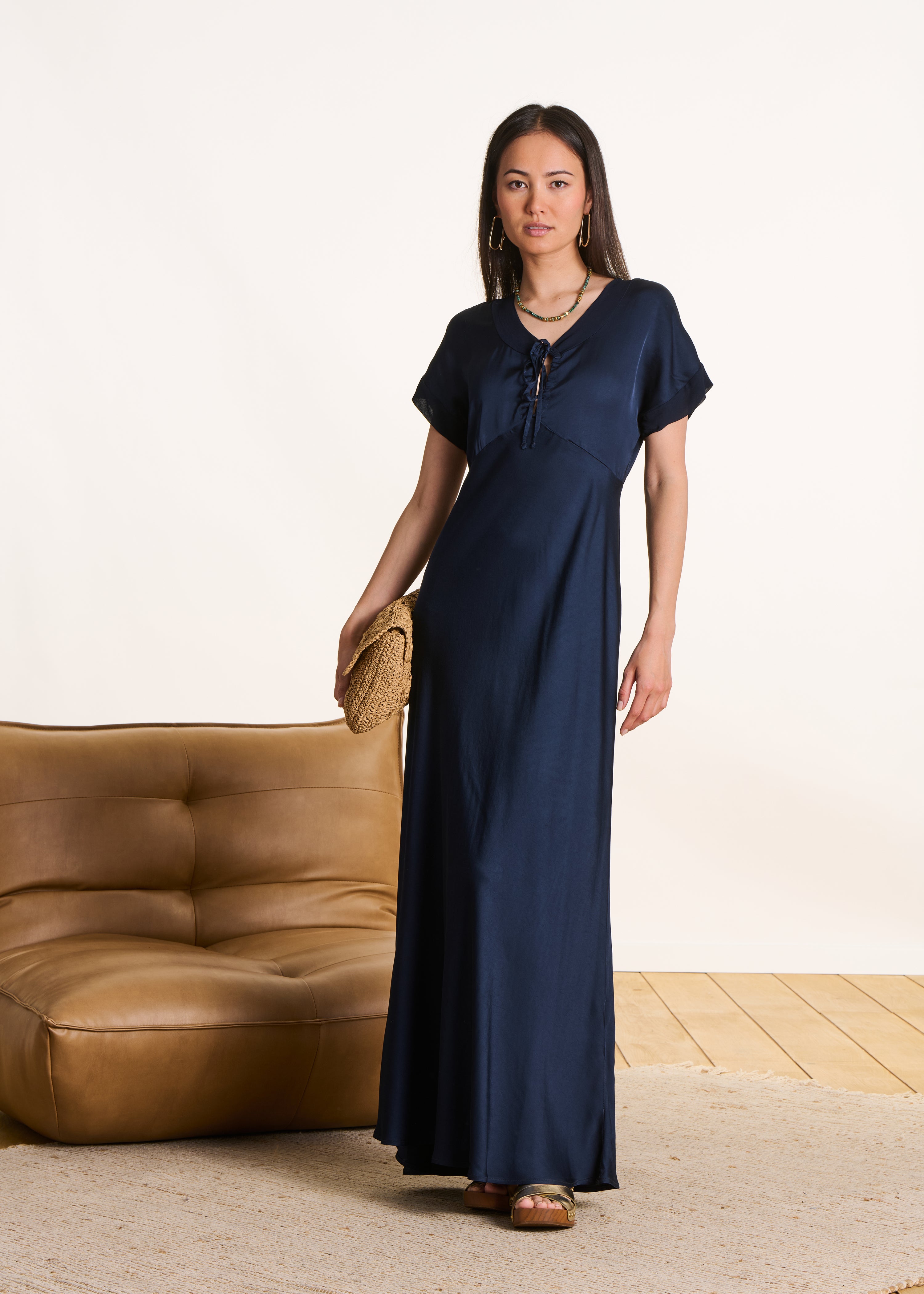 Robe longue cintrée en satin bleu foncé