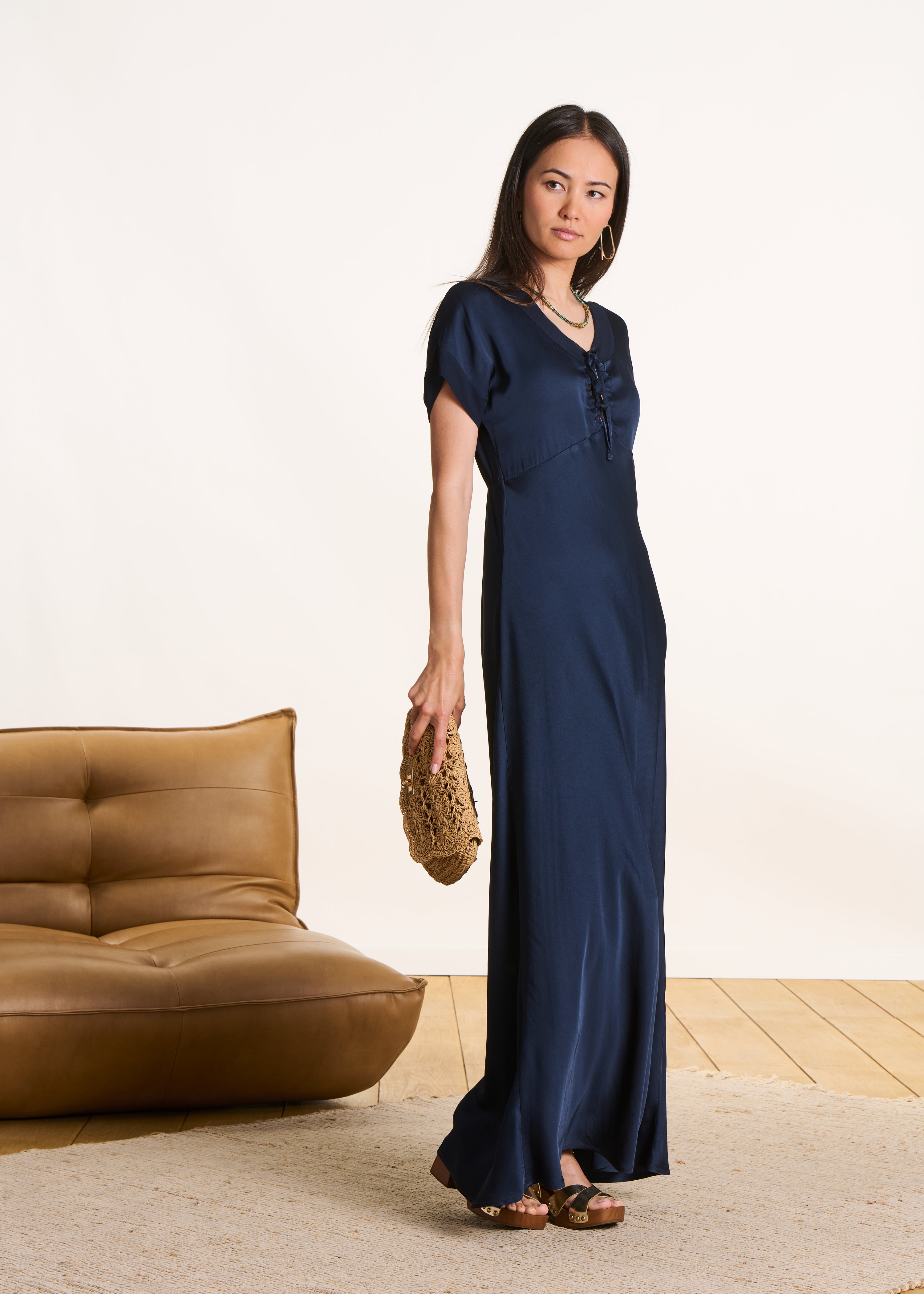 Robe longue cintrée en satin bleu foncé