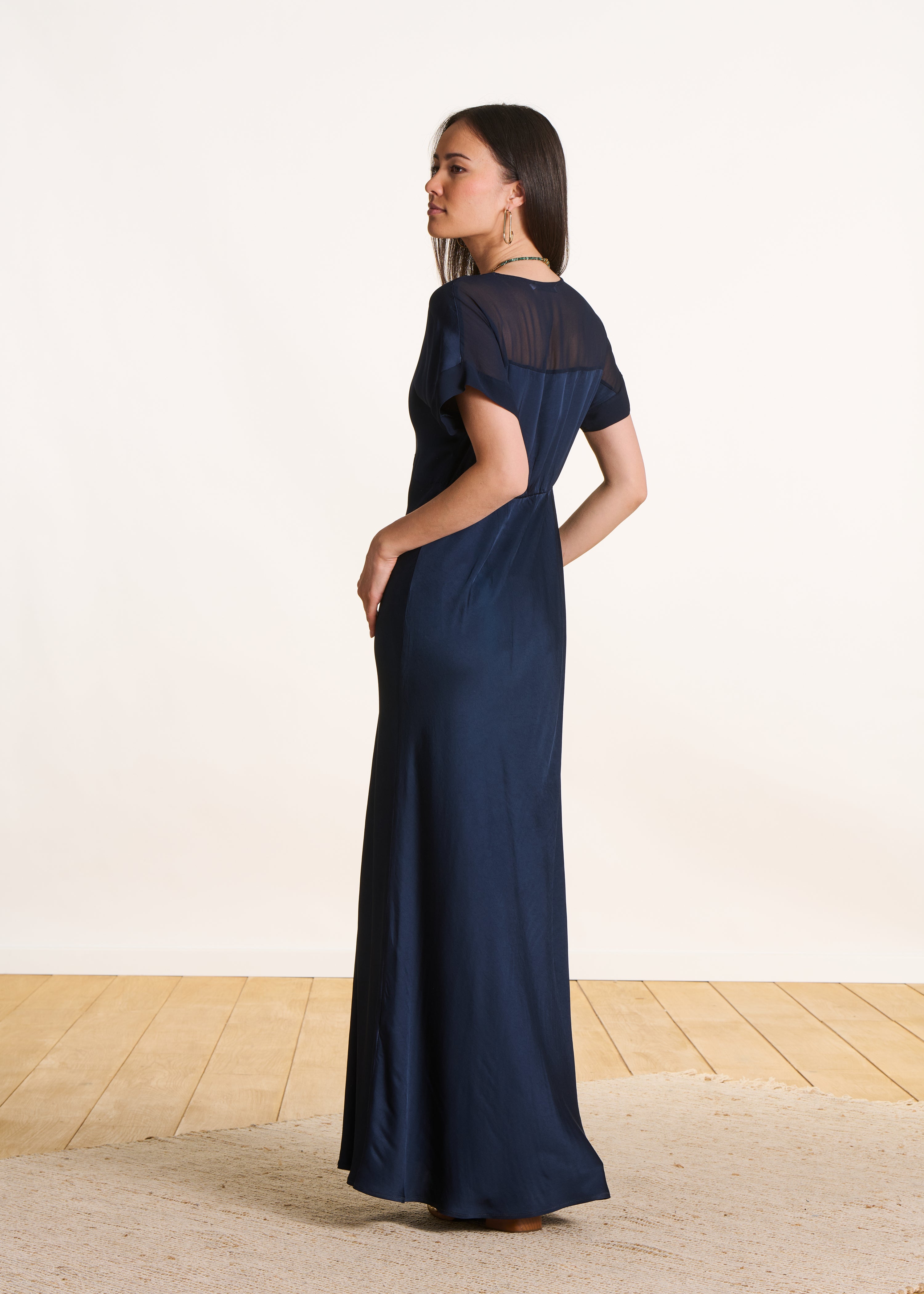 Robe longue cintrée en satin bleu foncé