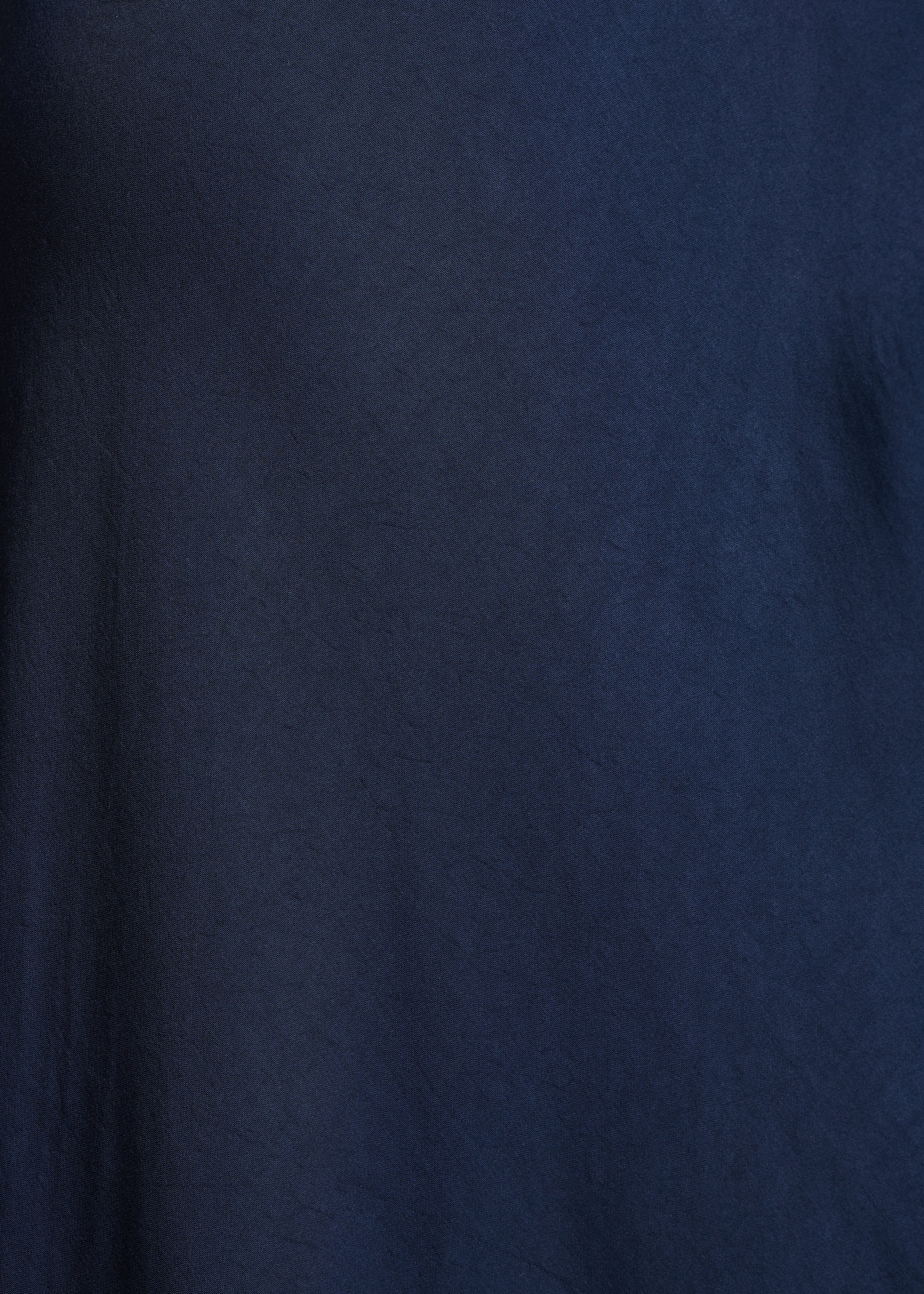 Robe longue cintrée en satin bleu foncé