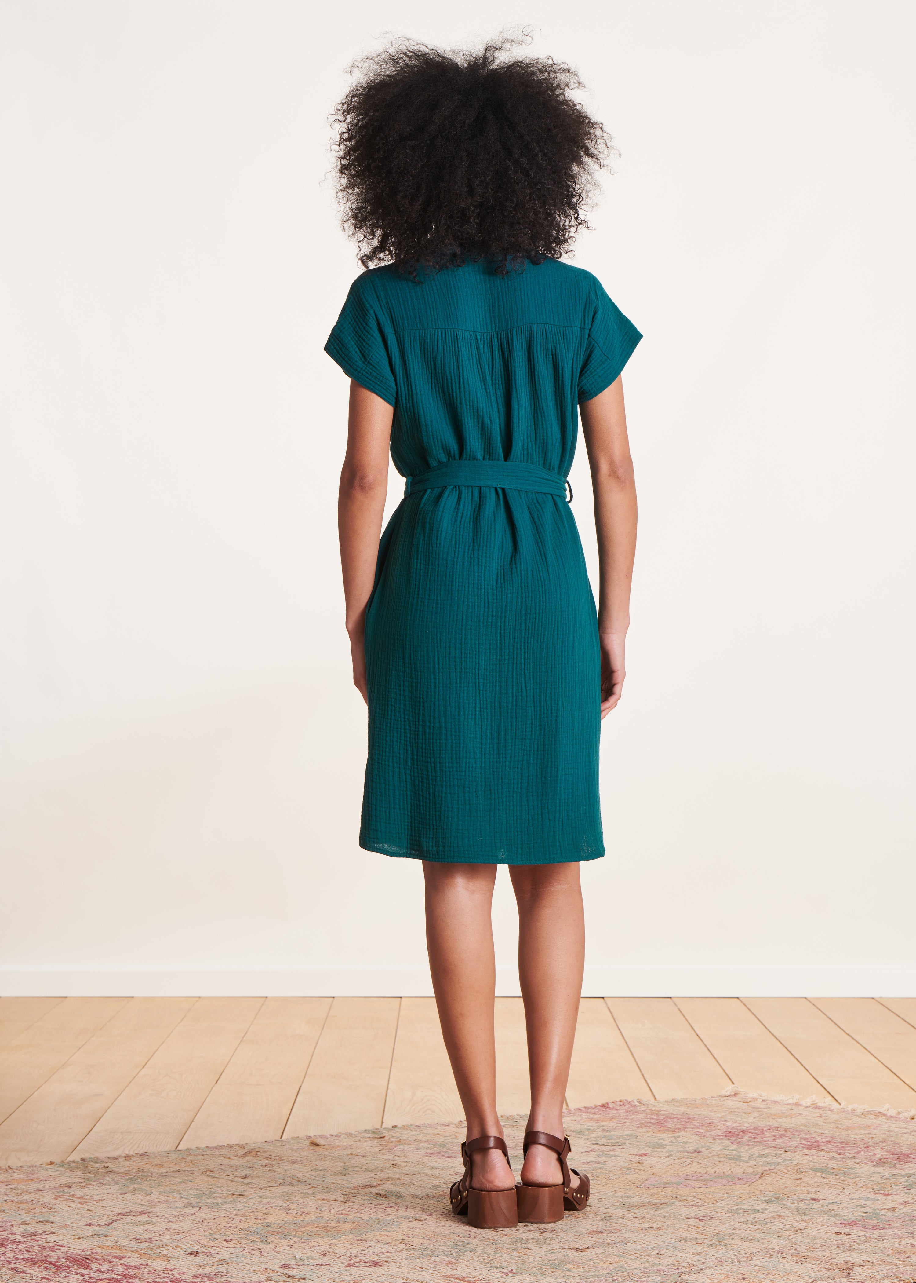 Kurzes Kleid in Entenblau aus Gaze aus biologischer Baumwolle