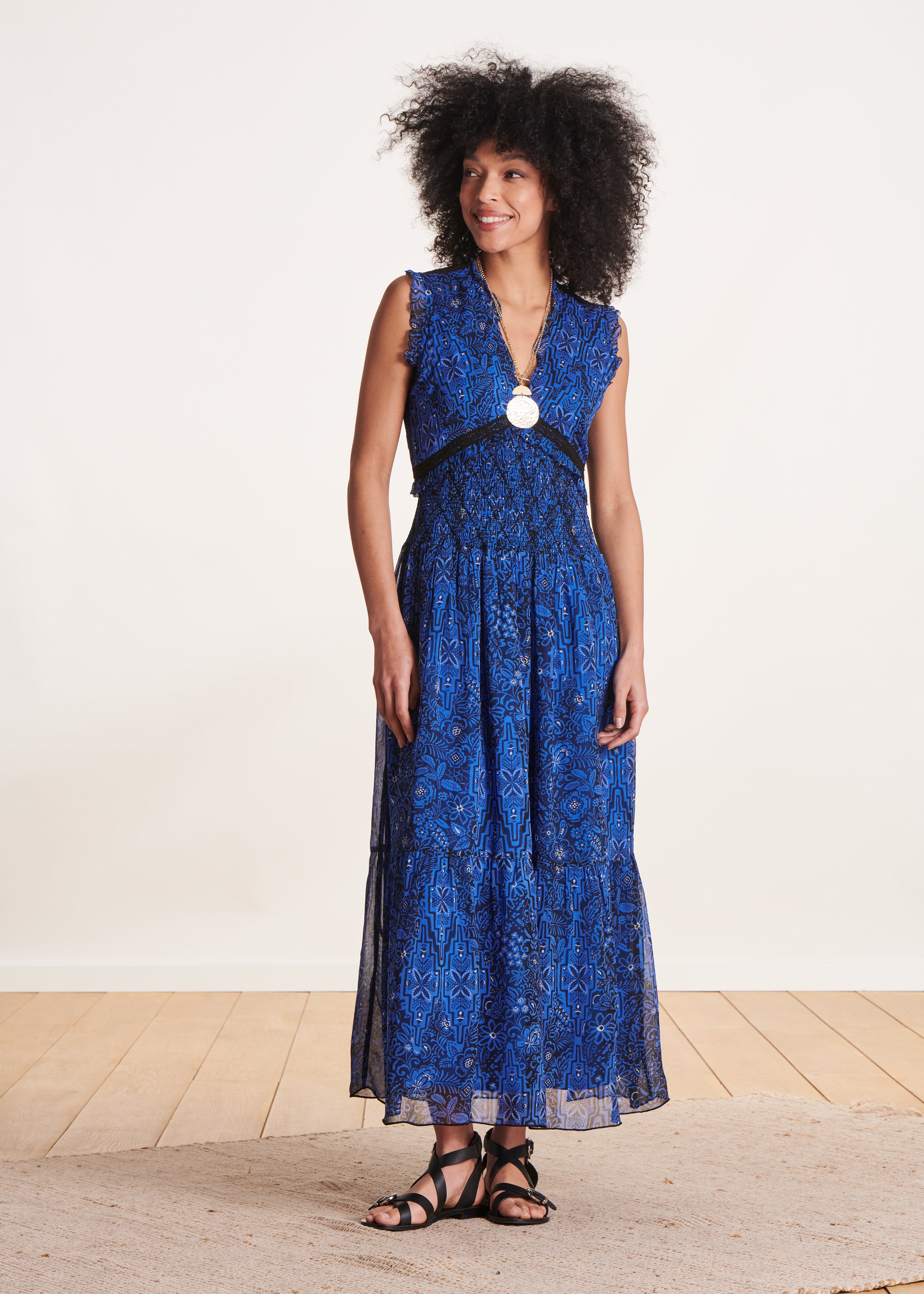 Robe longue cintrée bleu roi à imprimé sans manches La Fée