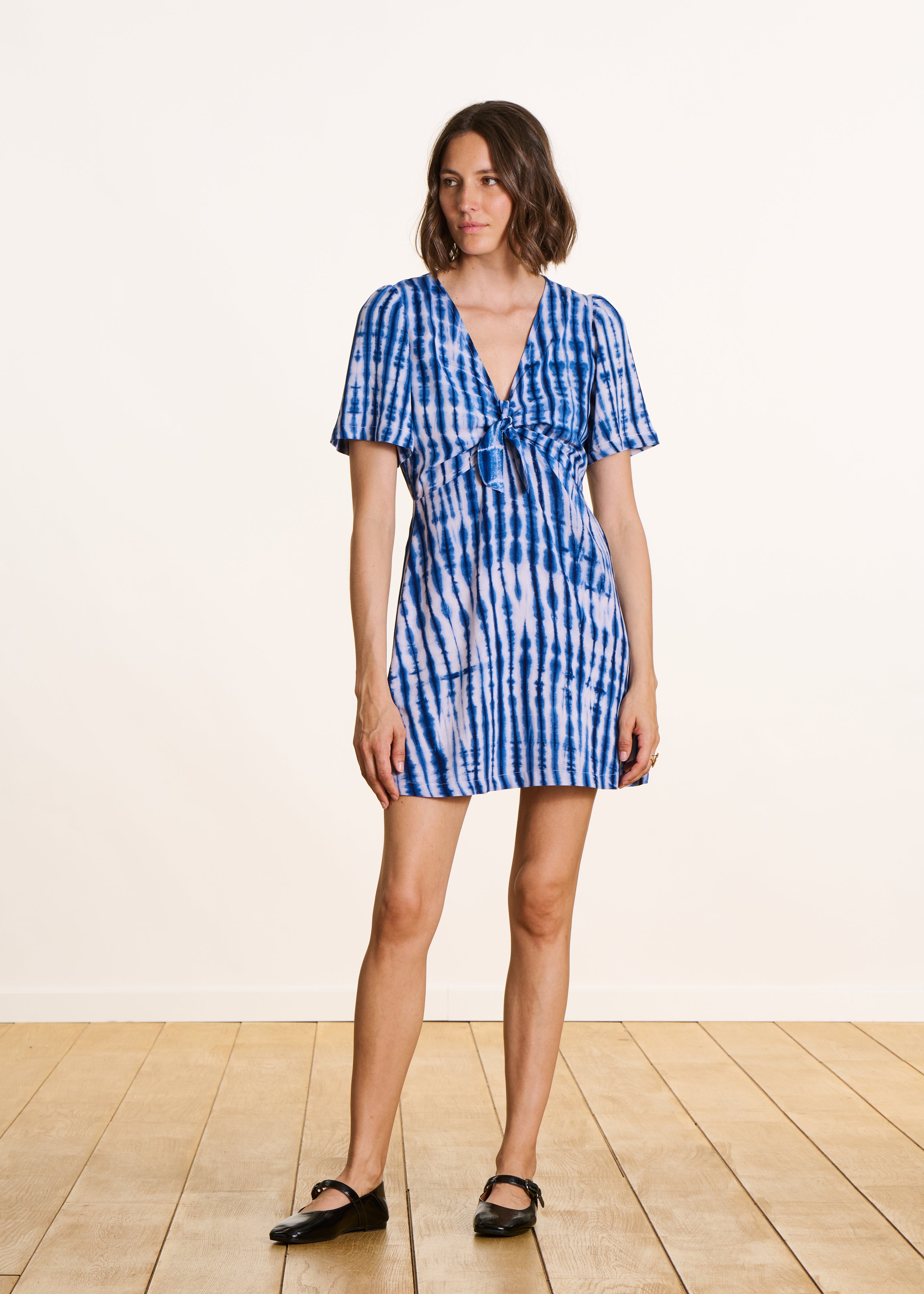 Abito corto blu con stampa tie & dye