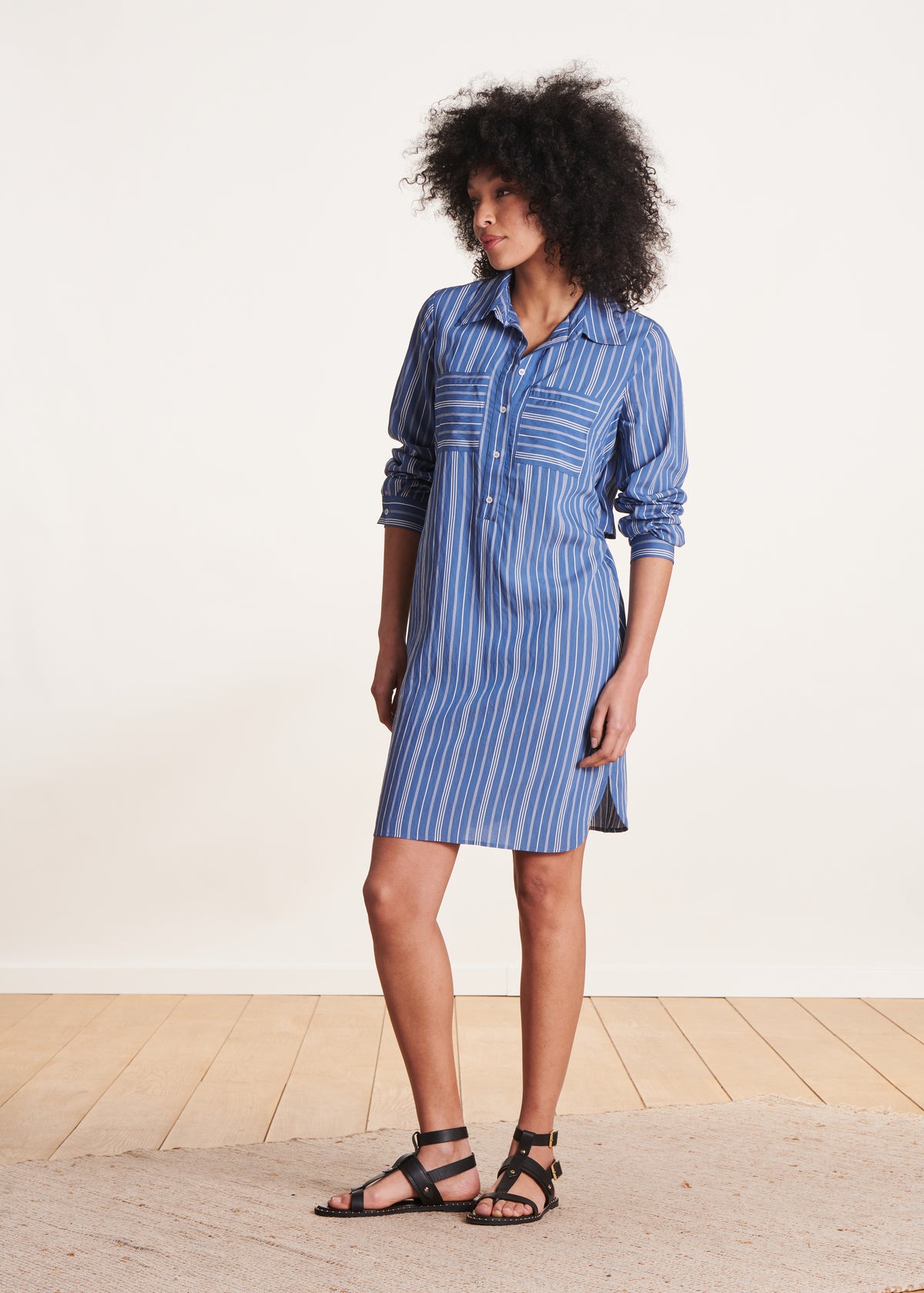 Kurzes blaues gestreiftes Hemdkleid