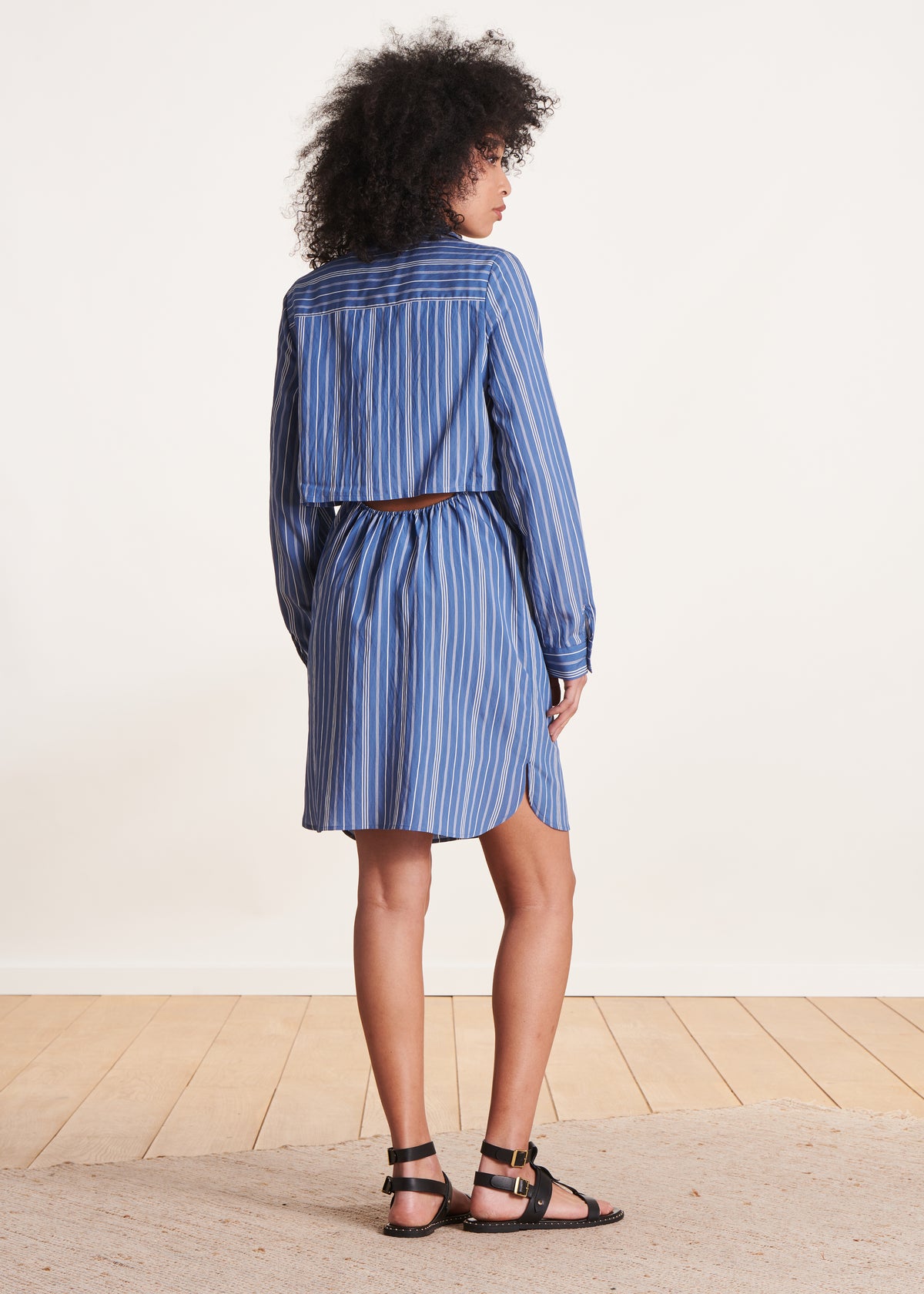 Kurzes blaues gestreiftes Hemdkleid