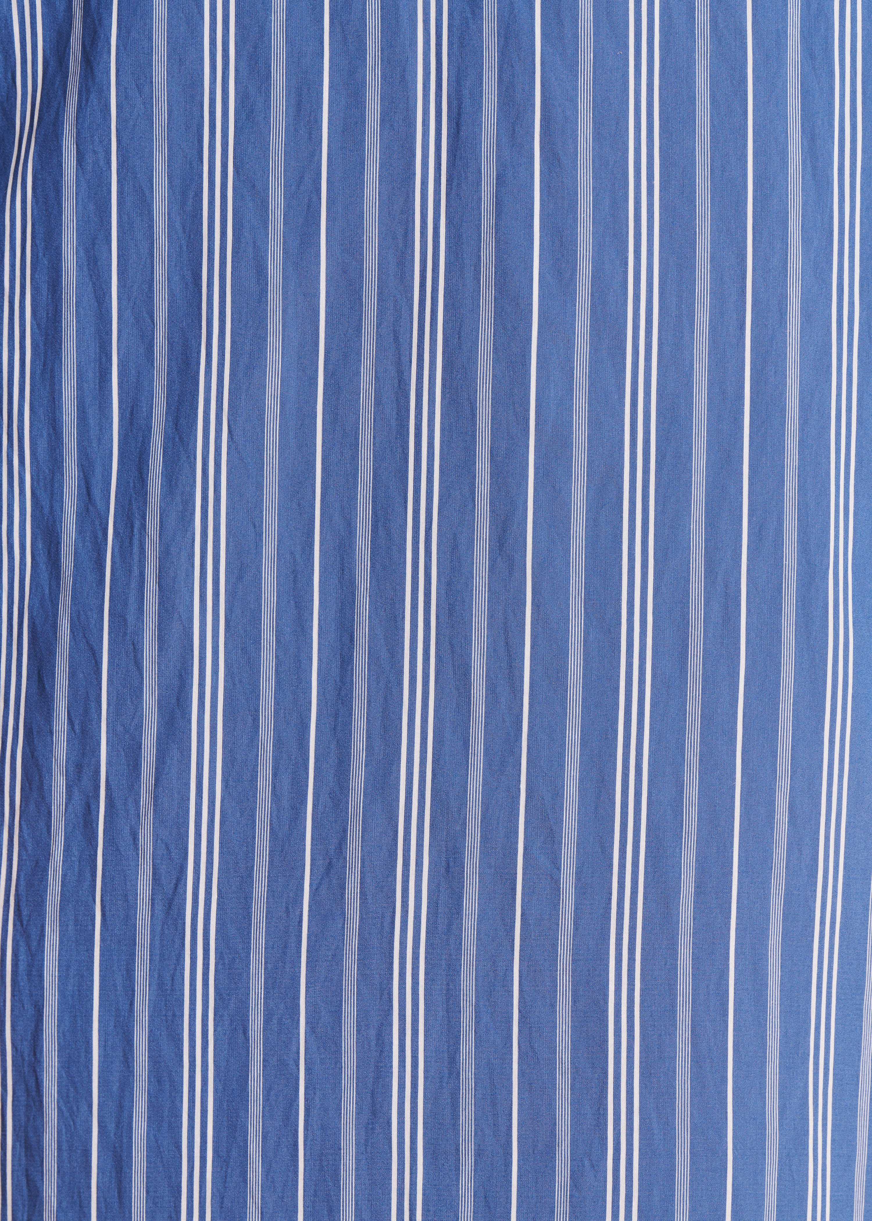 Kurzes blaues gestreiftes Hemdkleid
