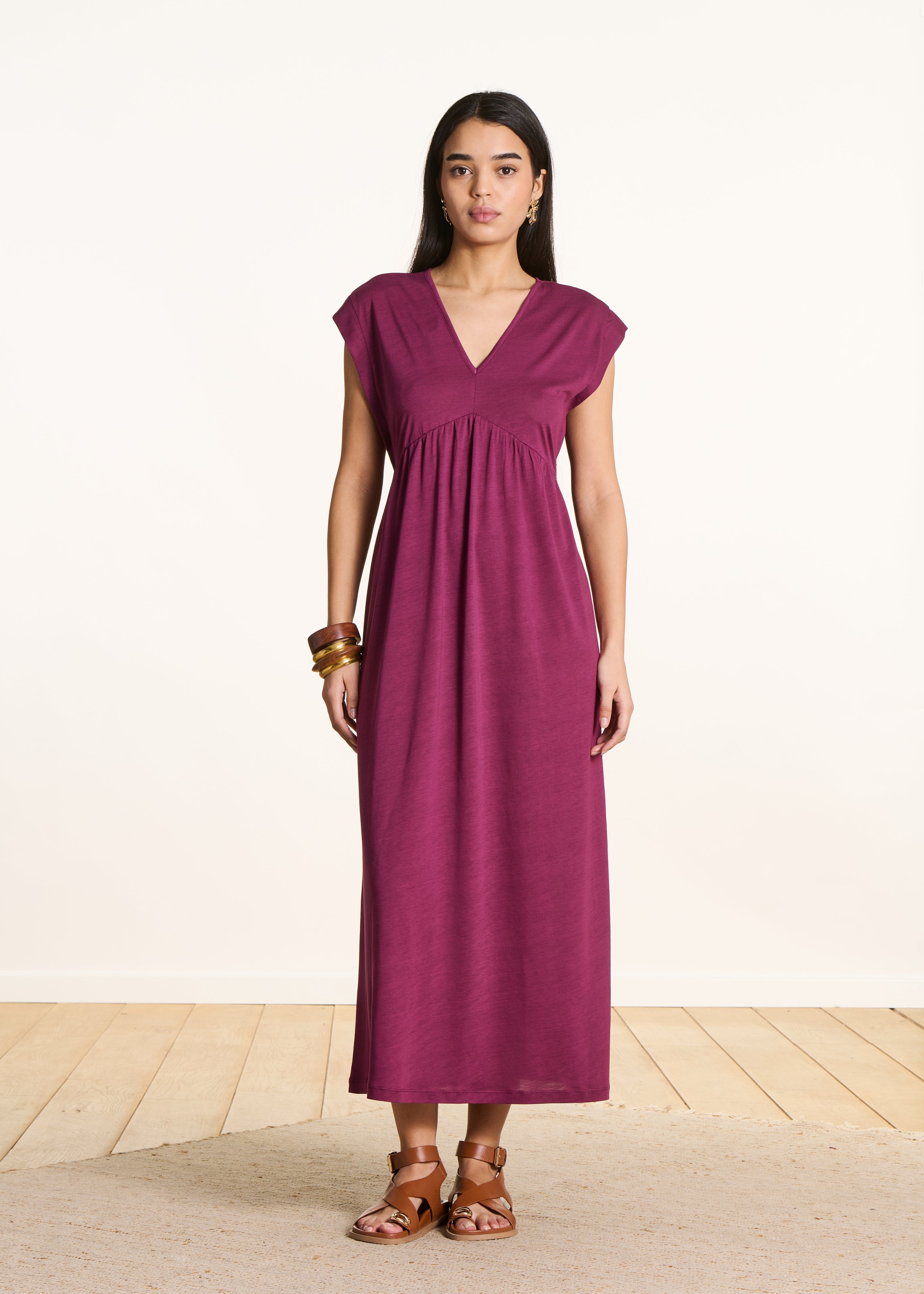 Vestido midi fluido violeta com decote em V em lyocell