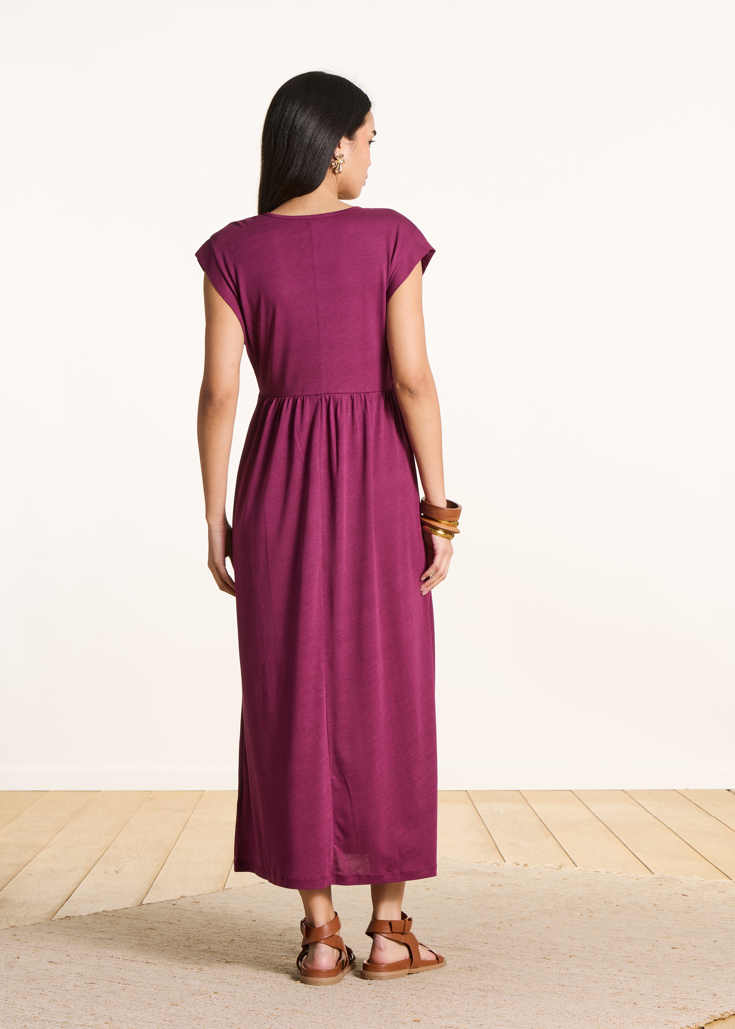 Vestido midi fluido violeta com decote em V em lyocell