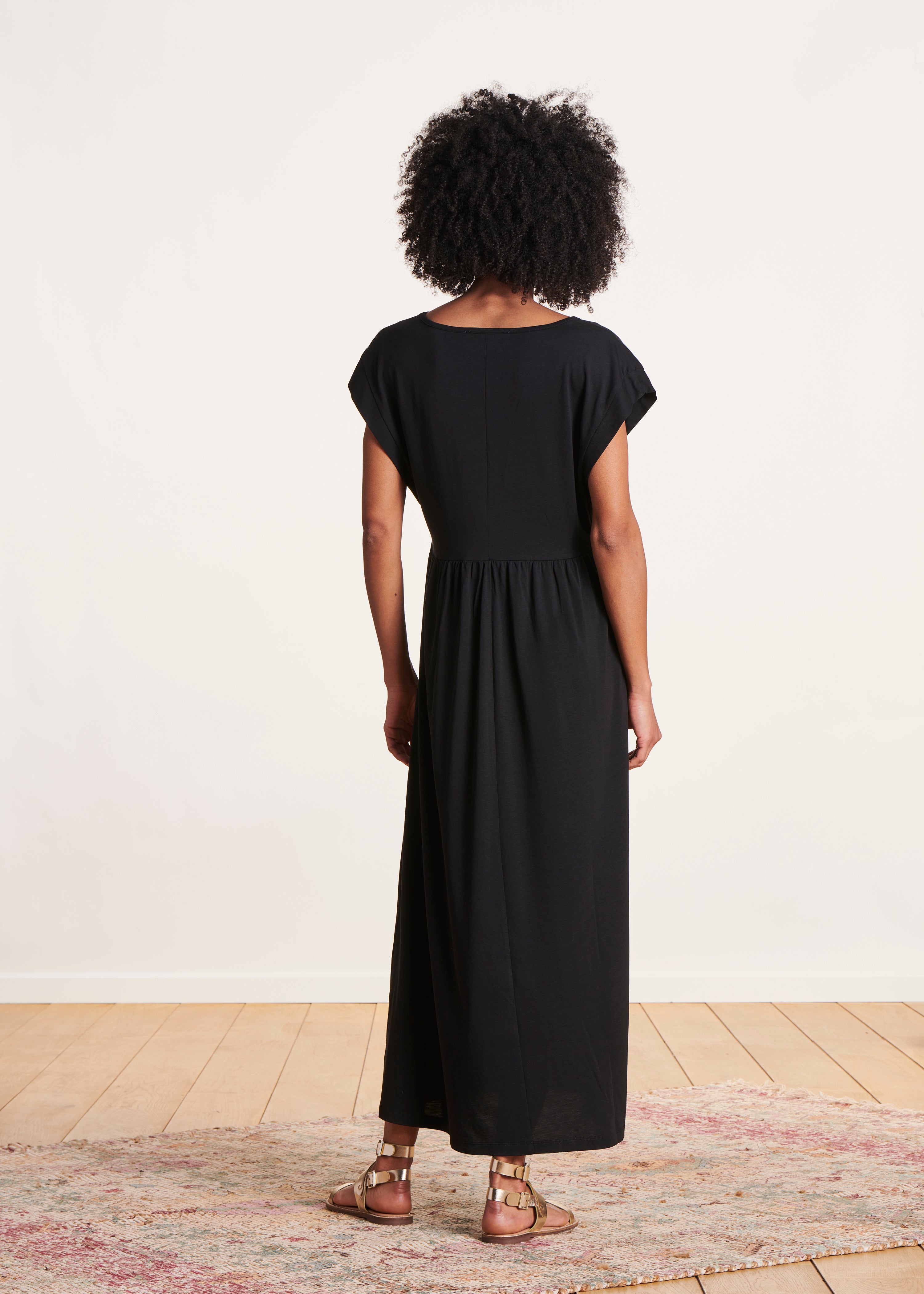 Black fluid midi dress with V-neck in lyocell