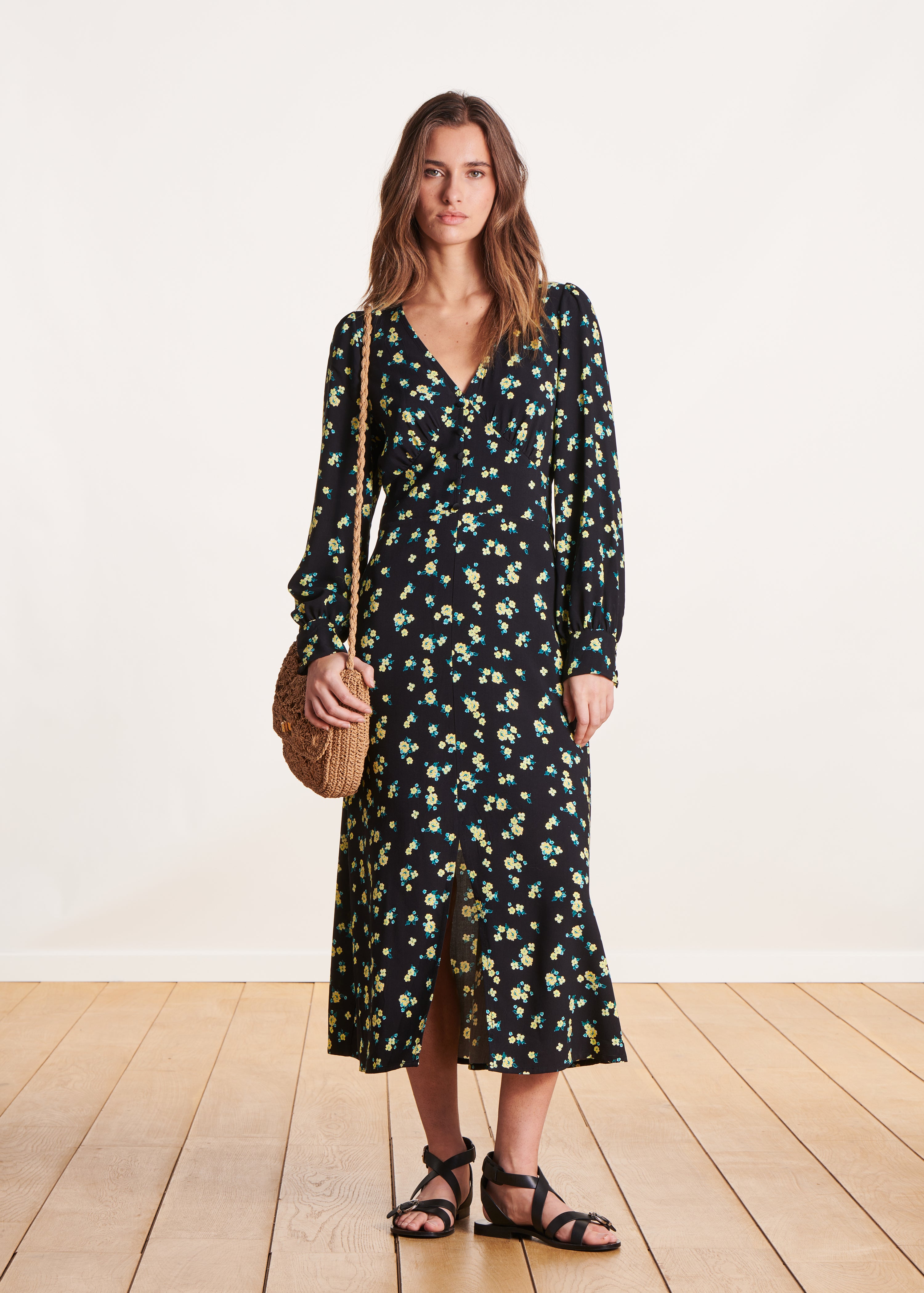 Vestido midi entallado negro con estampado floral y mangas largas