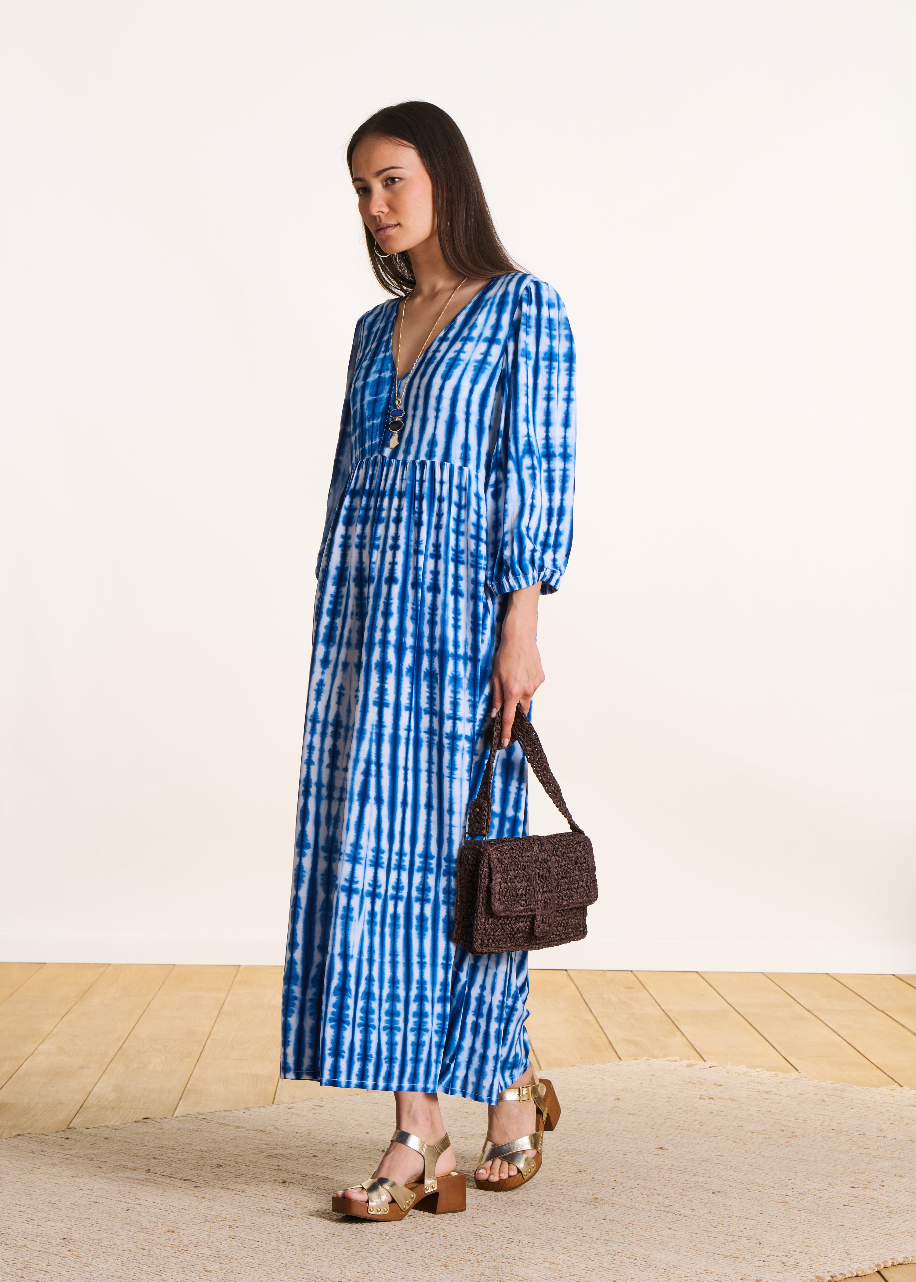 Maxi abito blu con stampa tie & dye e manica a 3/4