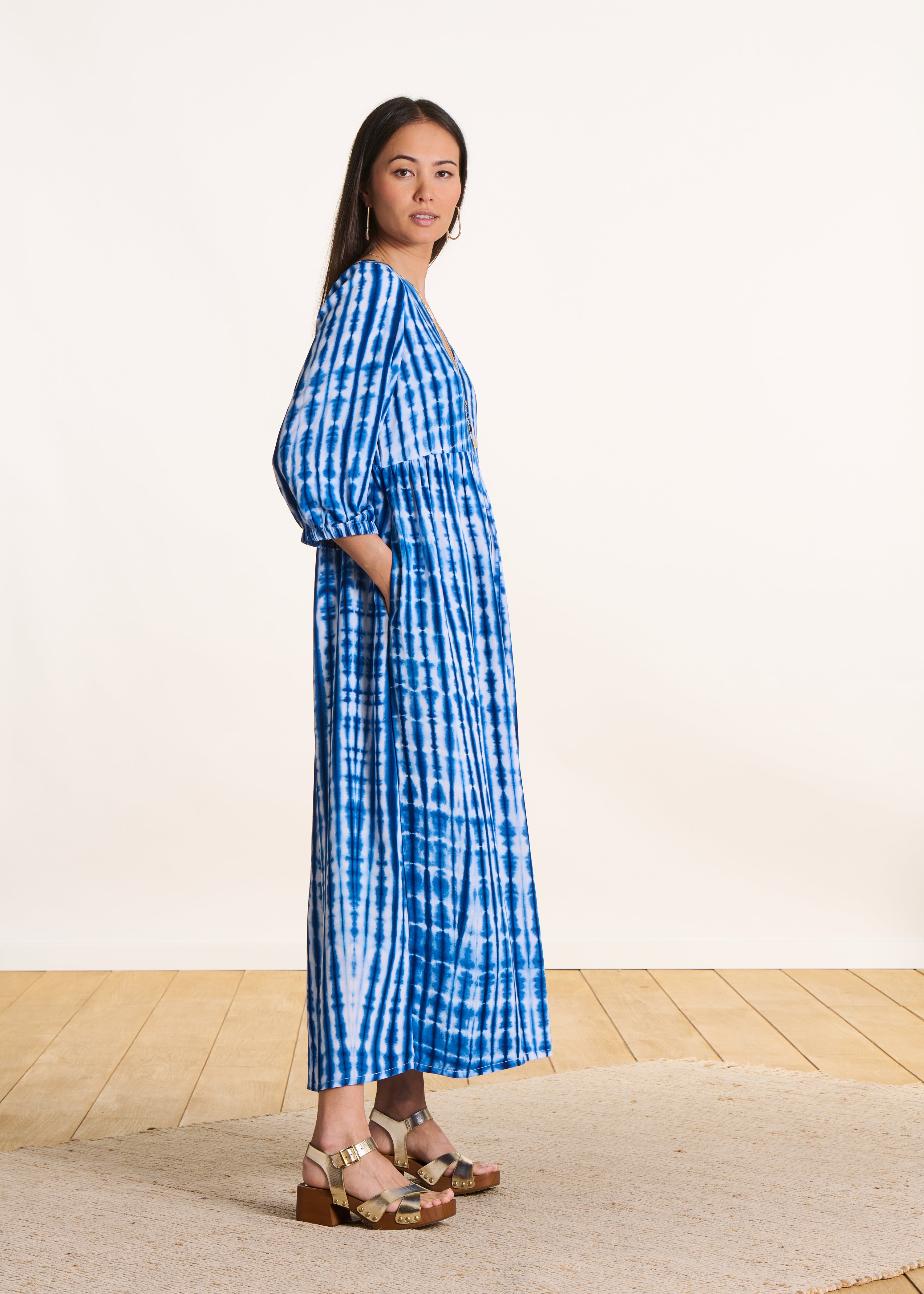 Maxi abito blu con stampa tie & dye e manica a 3/4