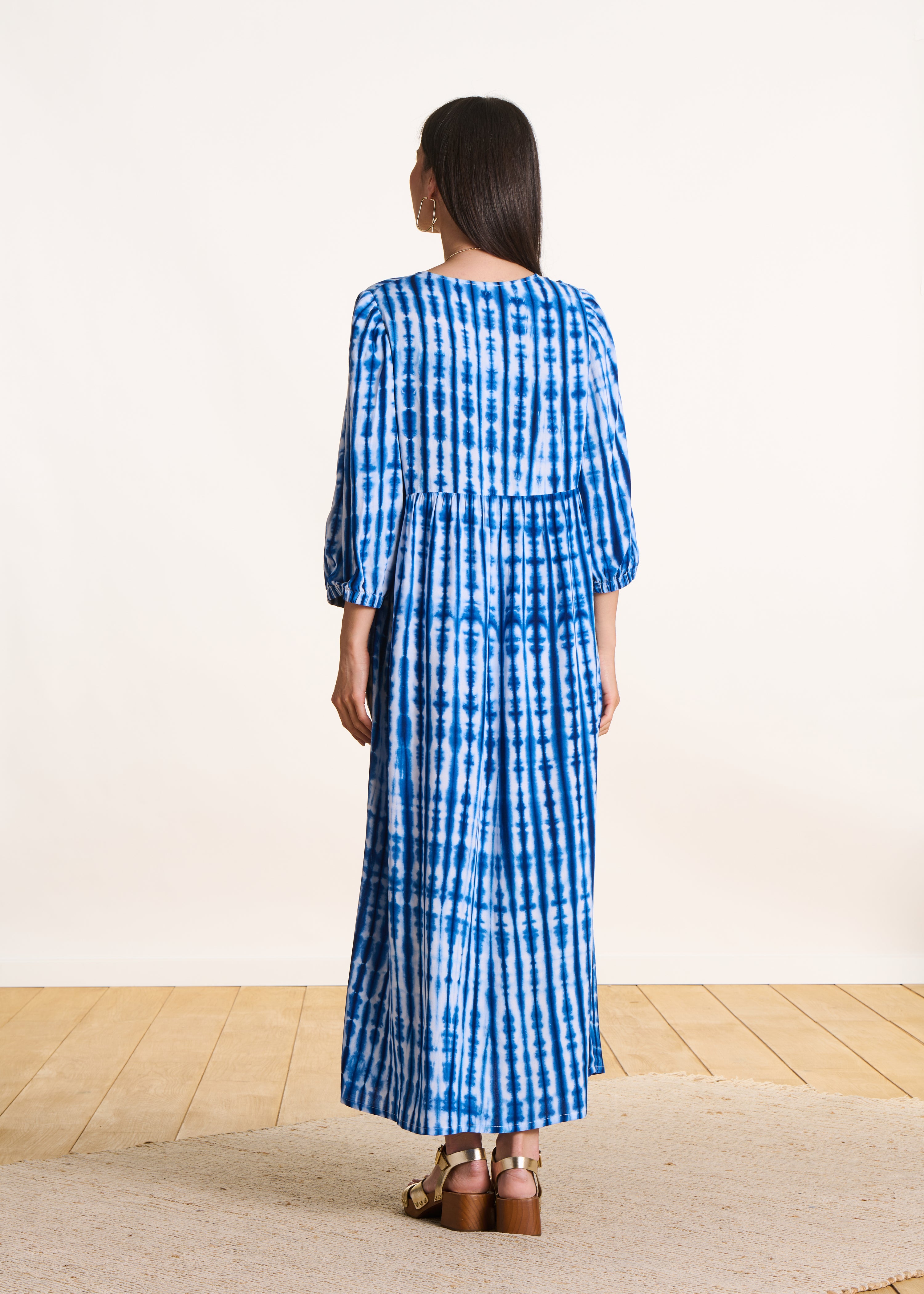 Maxi abito blu con stampa tie & dye e manica a 3/4