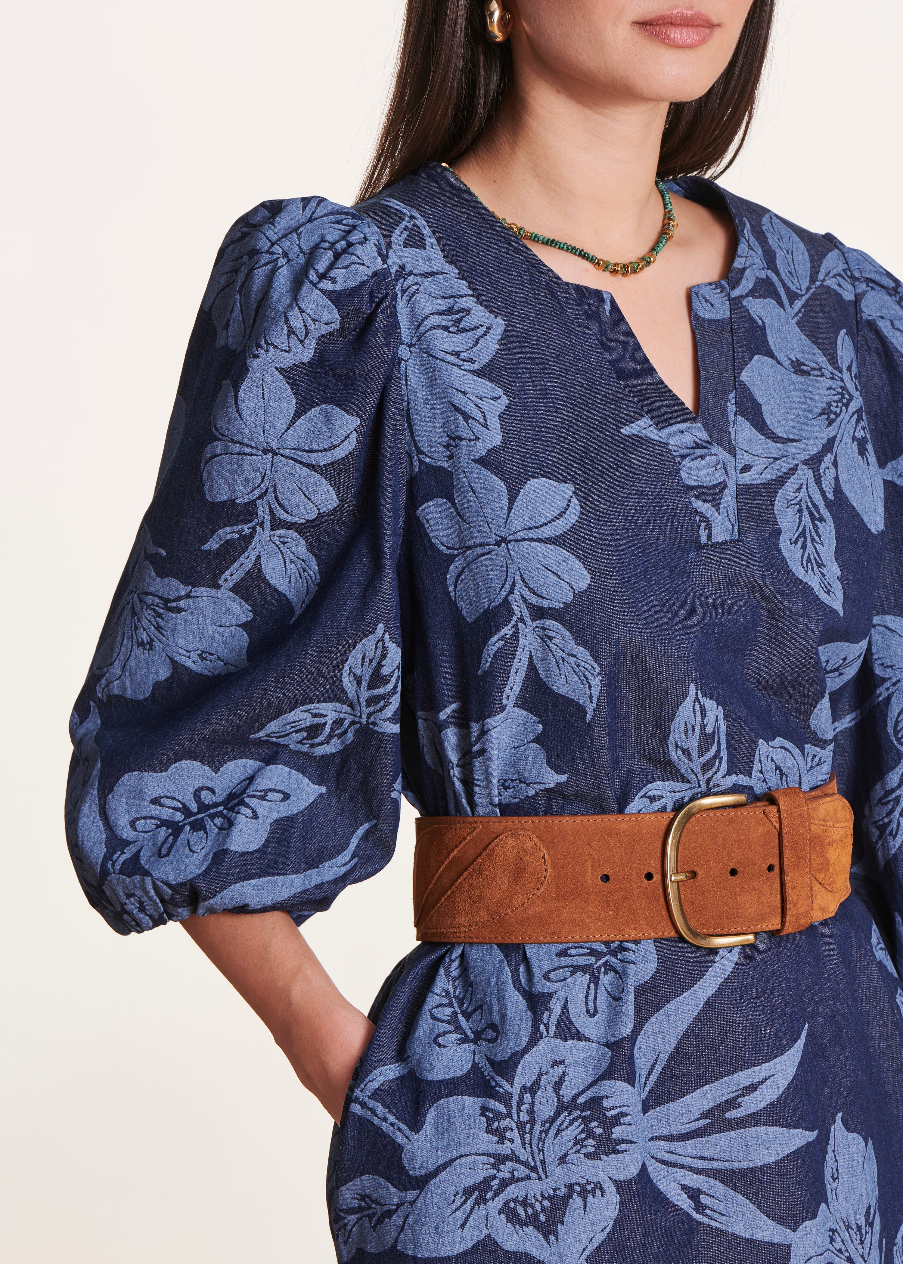 Vestido curto em chambray de algodão azul com estampado floral
