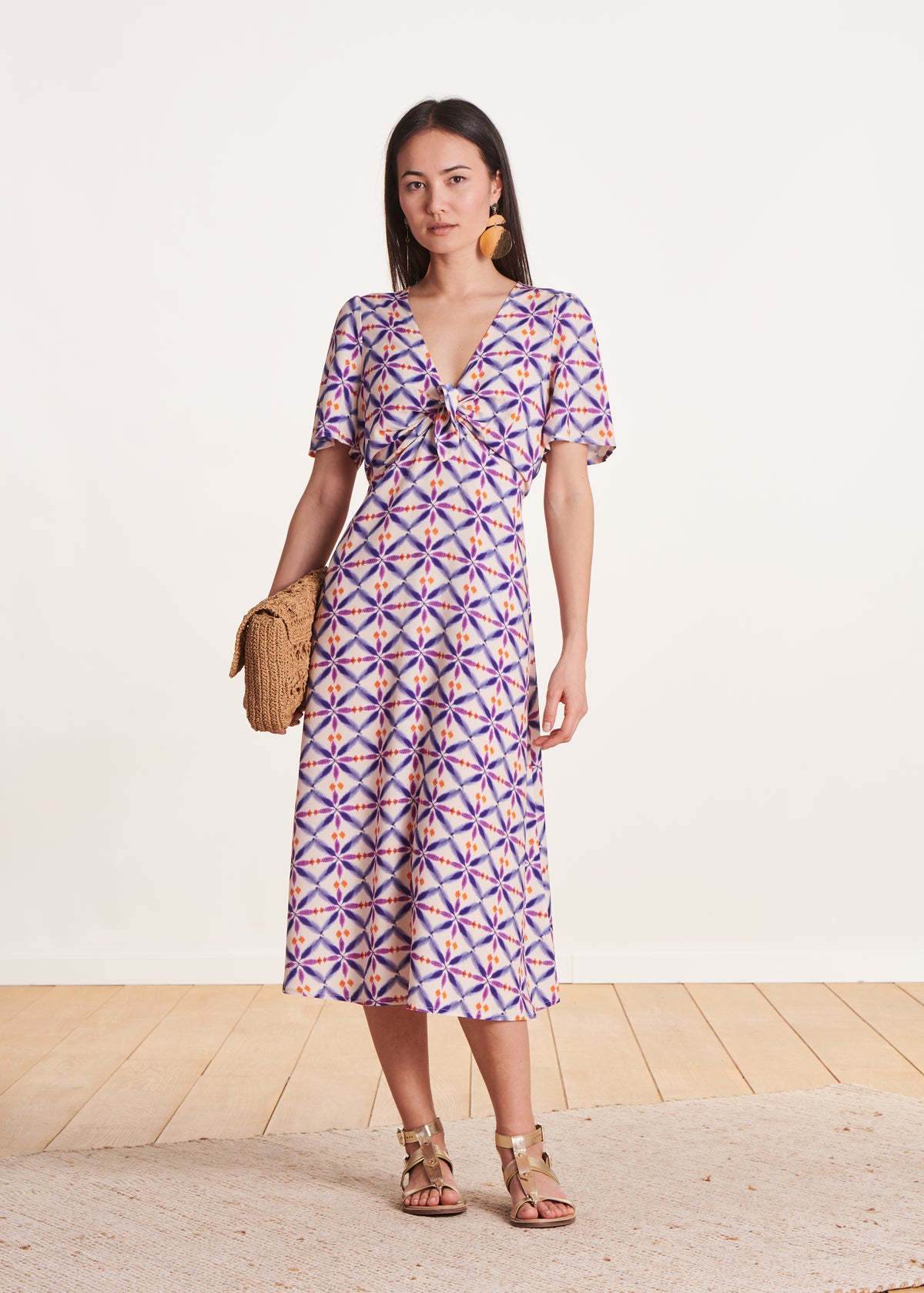 Violett bedrucktes halblanges Kleid mit kurzen Ärmeln