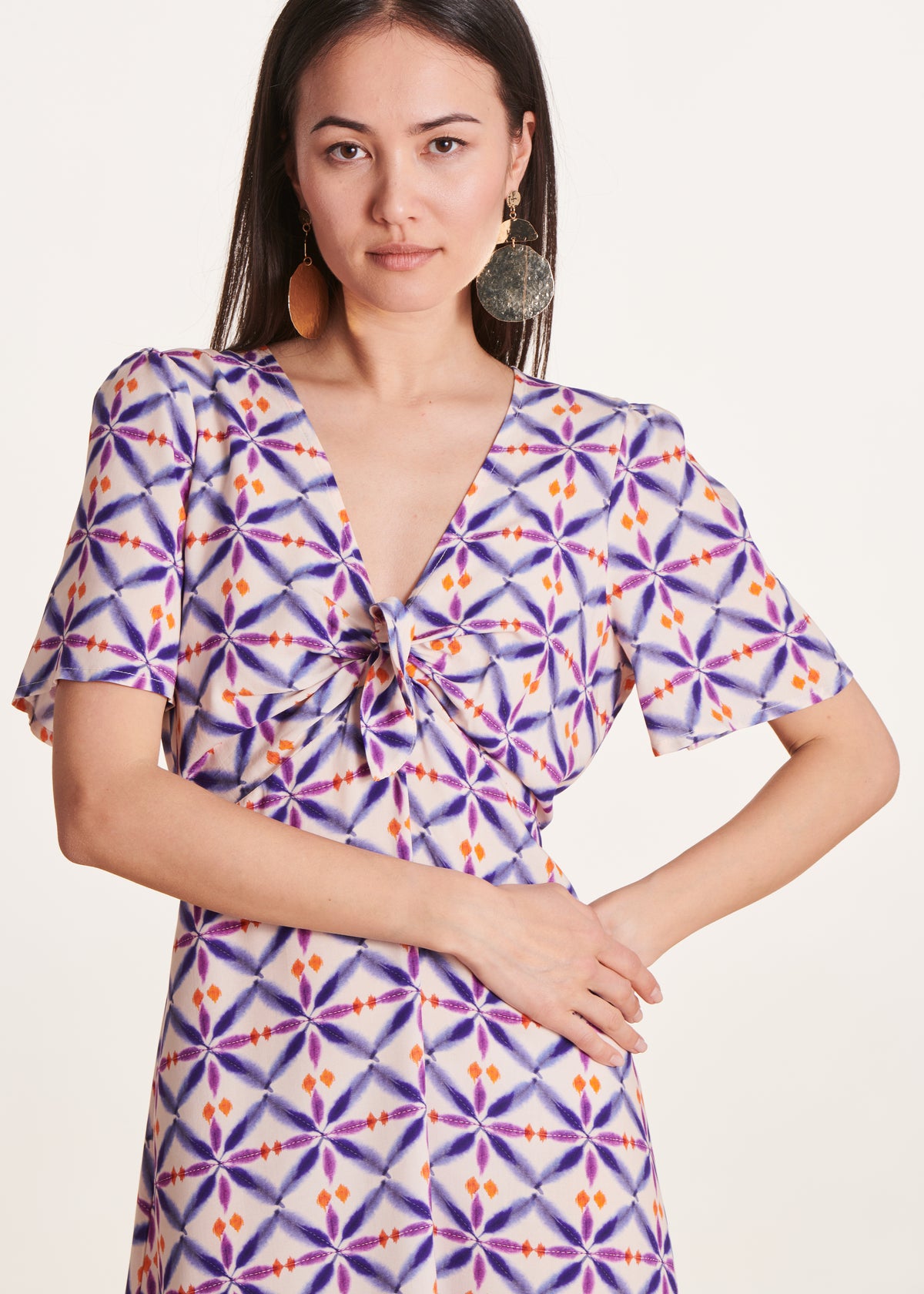 Violett bedrucktes halblanges Kleid mit kurzen Ärmeln