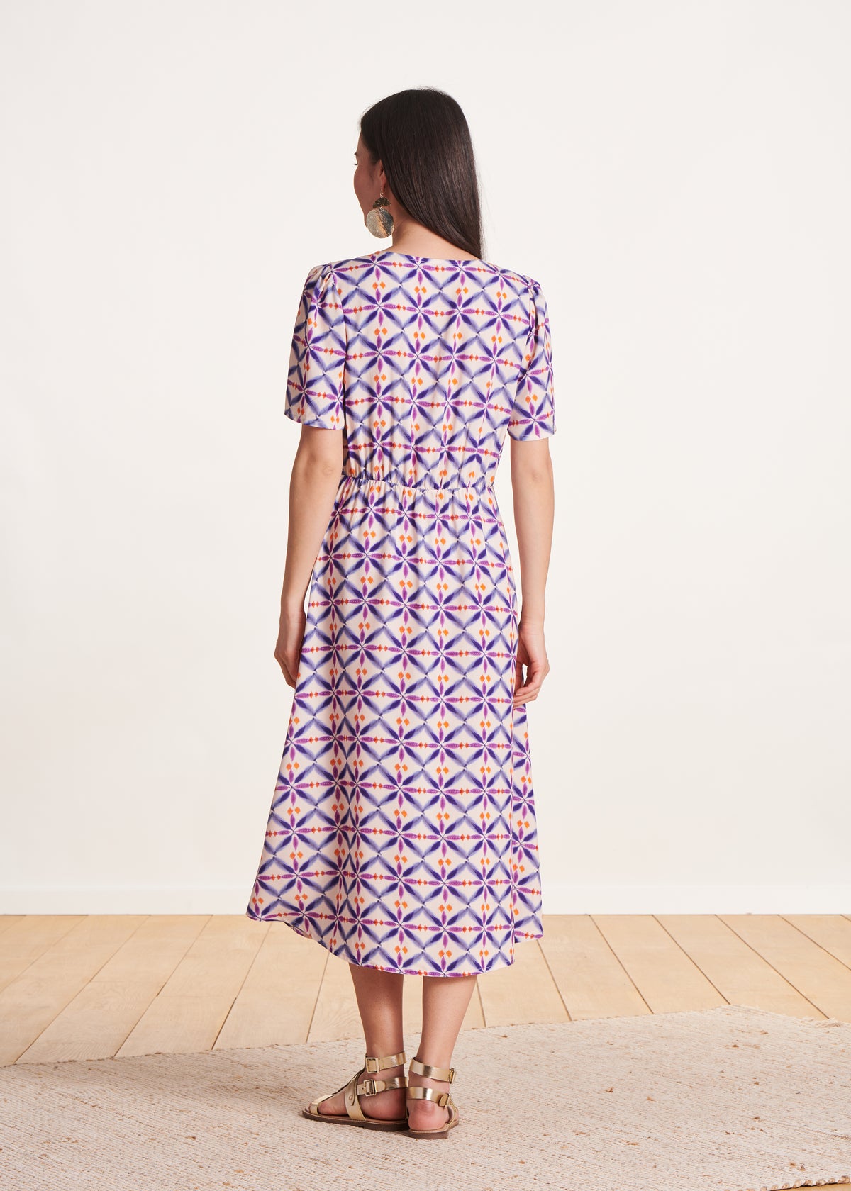 Violett bedrucktes halblanges Kleid mit kurzen Ärmeln