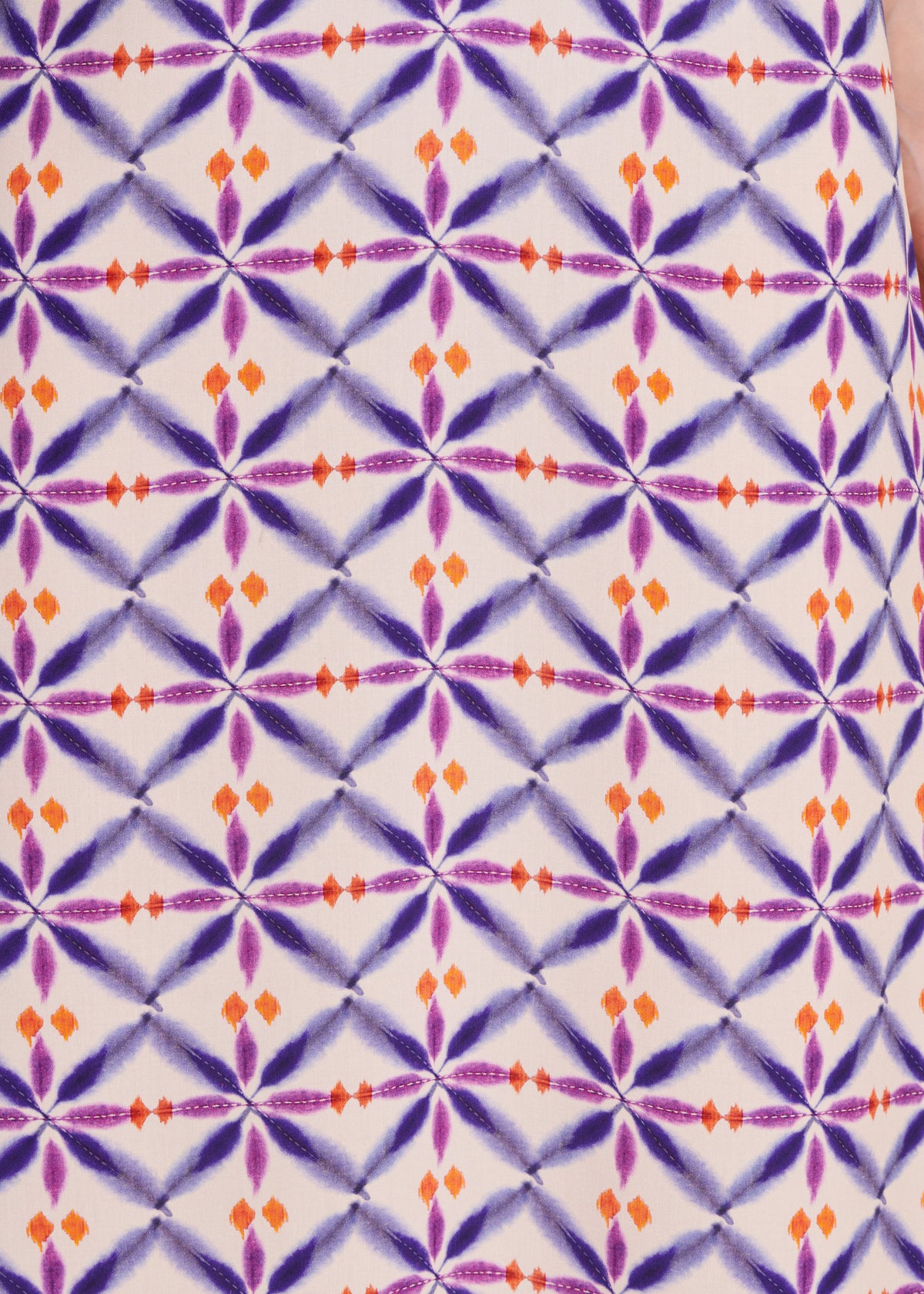 Violett bedrucktes halblanges Kleid mit kurzen Ärmeln