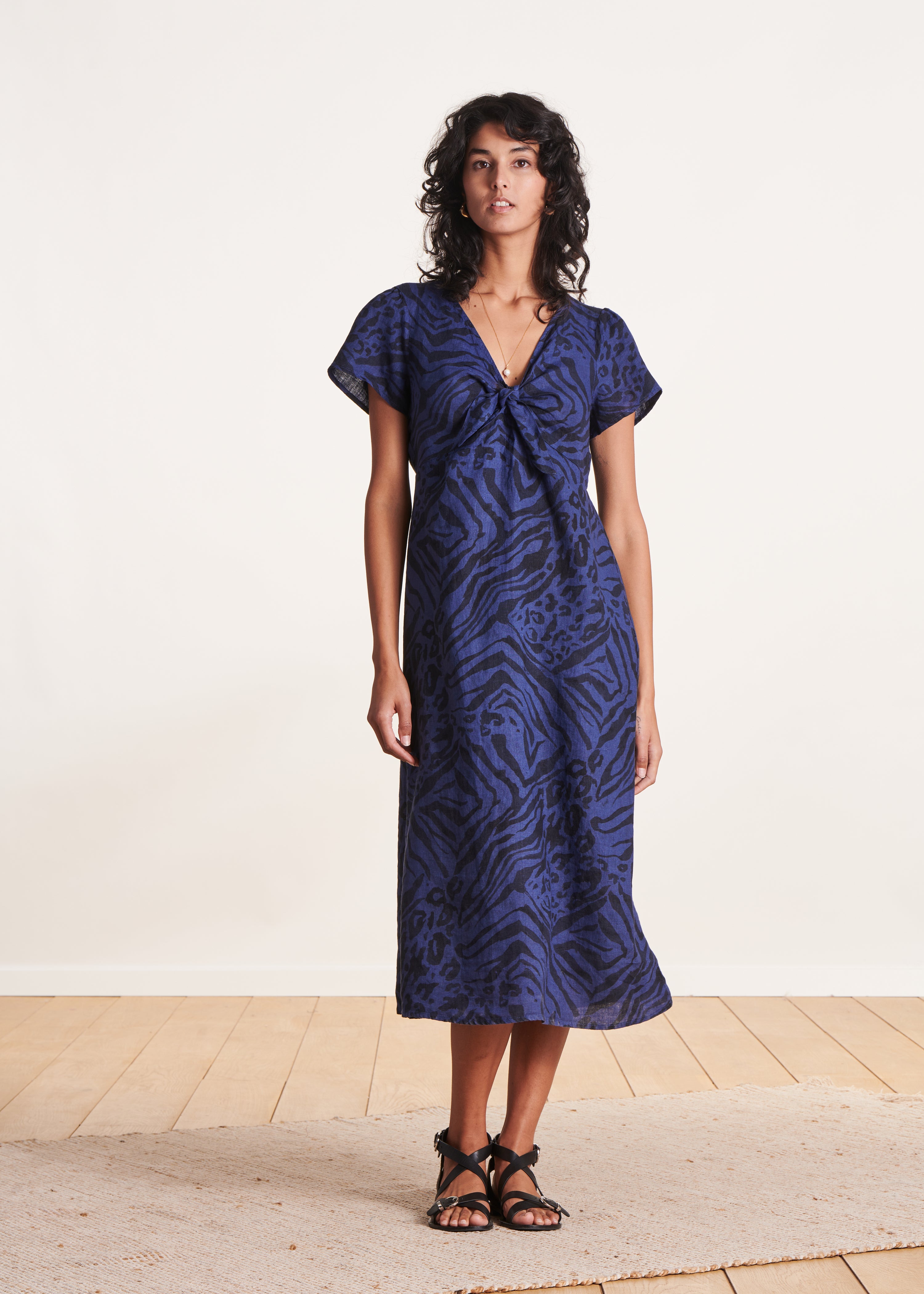 Halflange jurk in blauw linnen met dierenprint La Fée Maraboutée