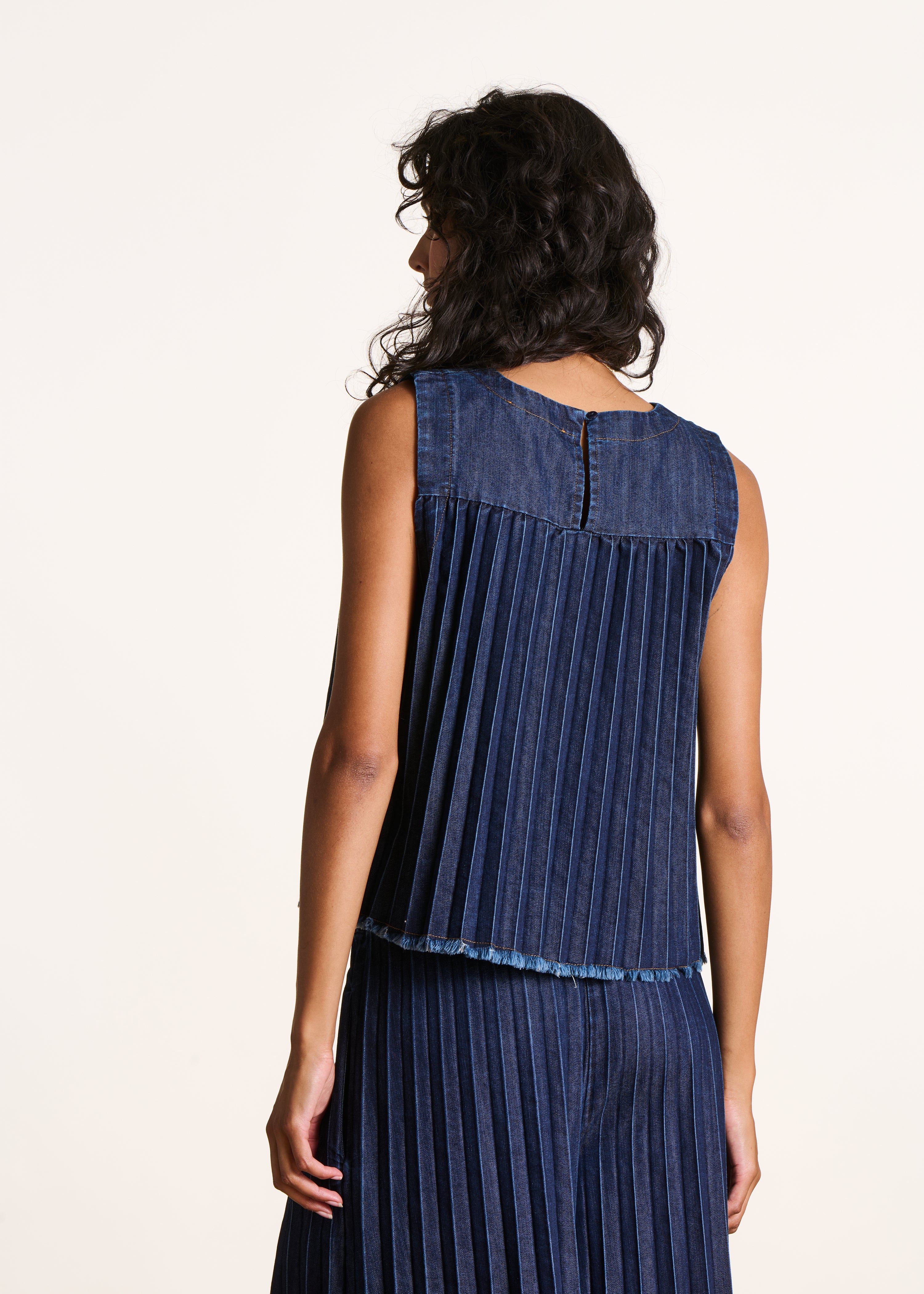 Top en jean brut sans manches