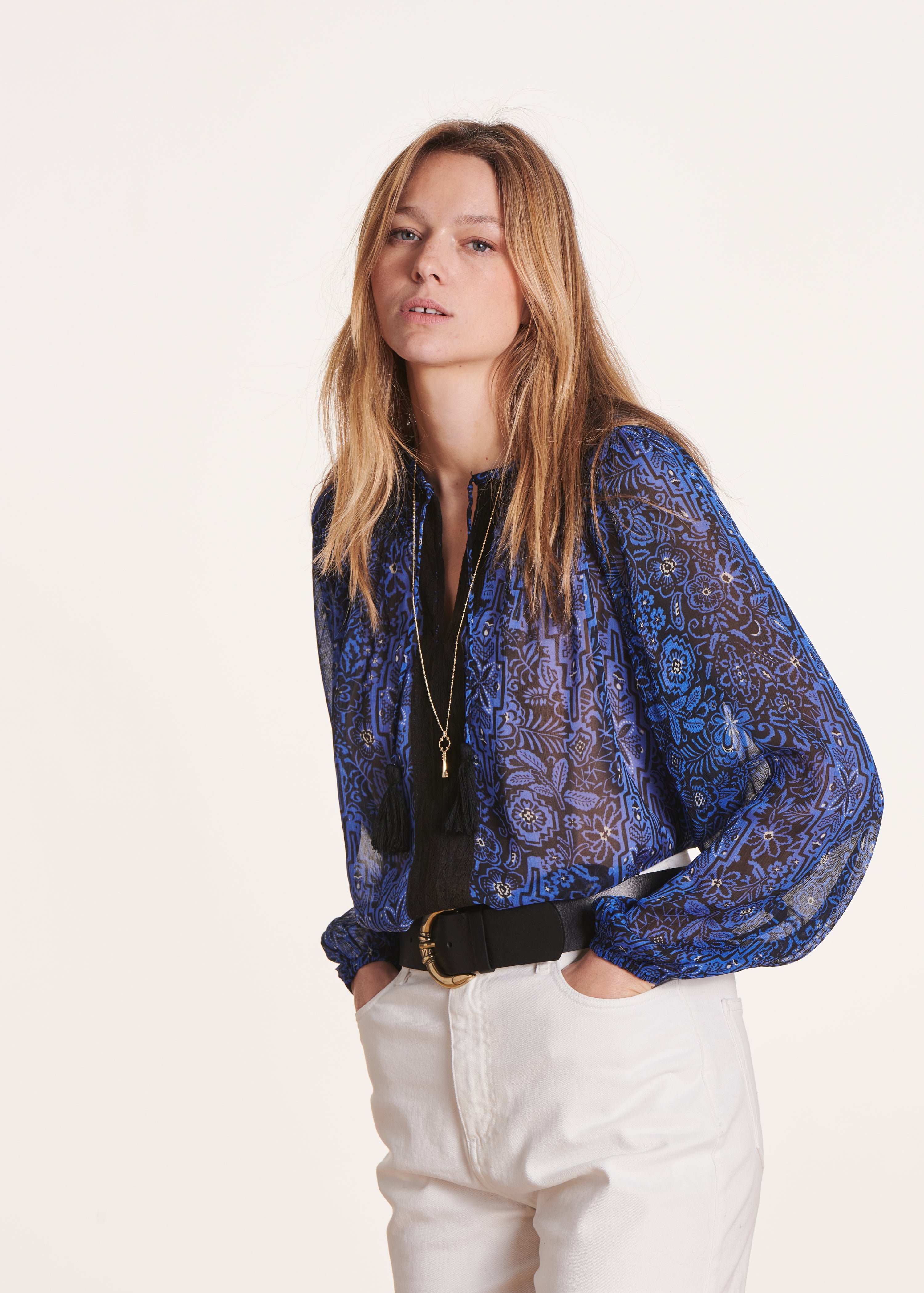Top stampato blu royal, maniche lunghe, aderente.