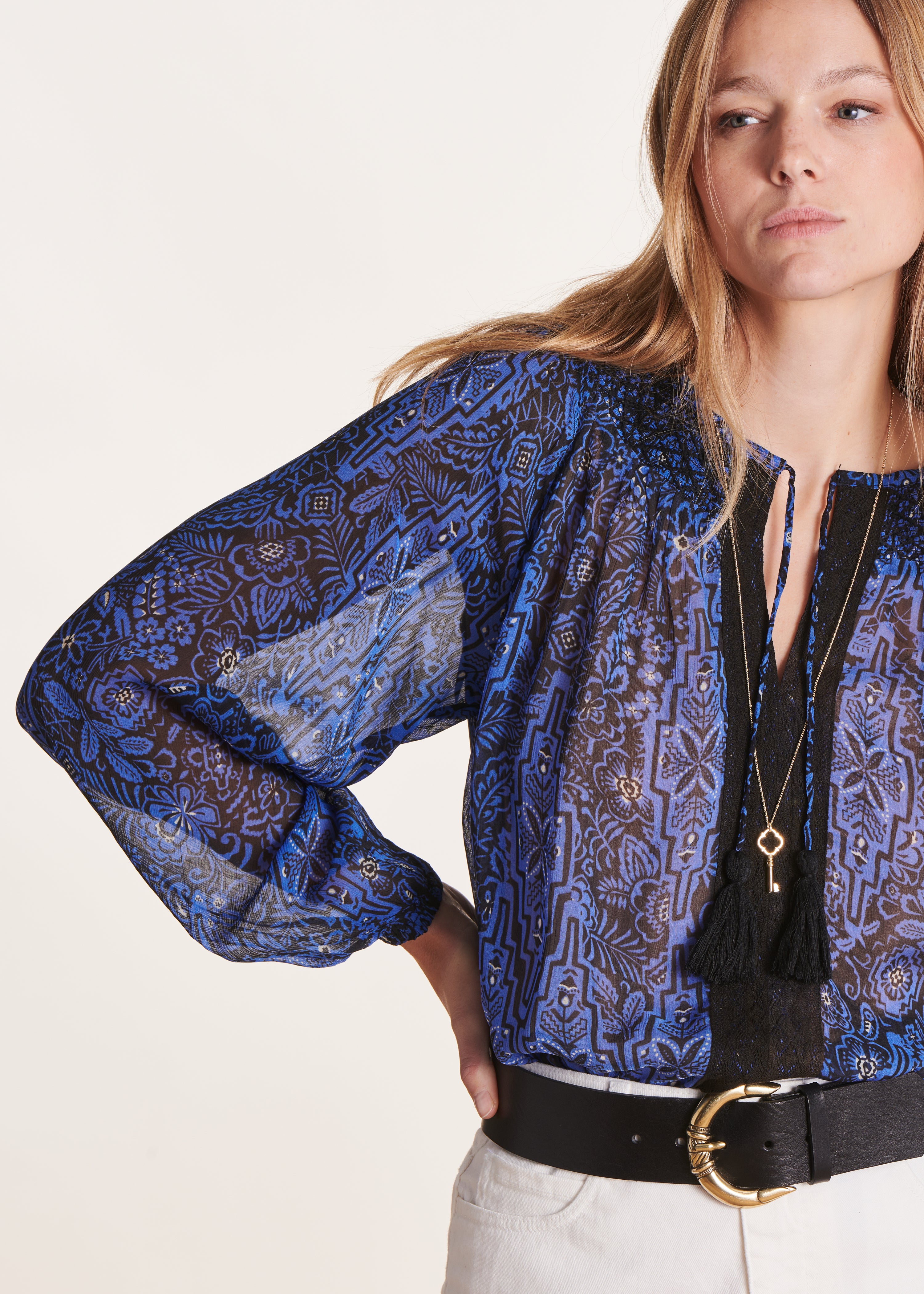 Top stampato blu royal, maniche lunghe, aderente.
