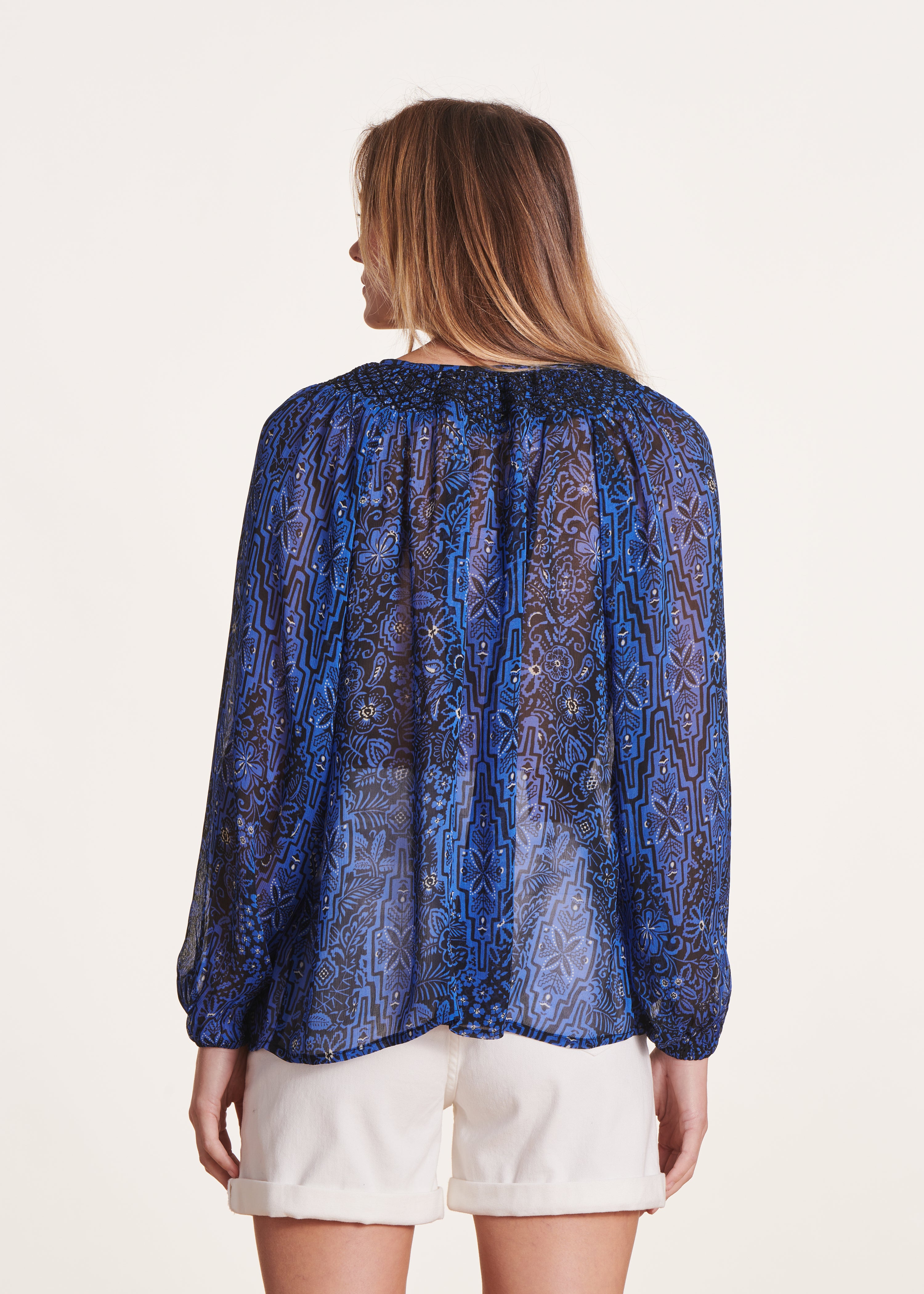 Top stampato blu royal, maniche lunghe, aderente.