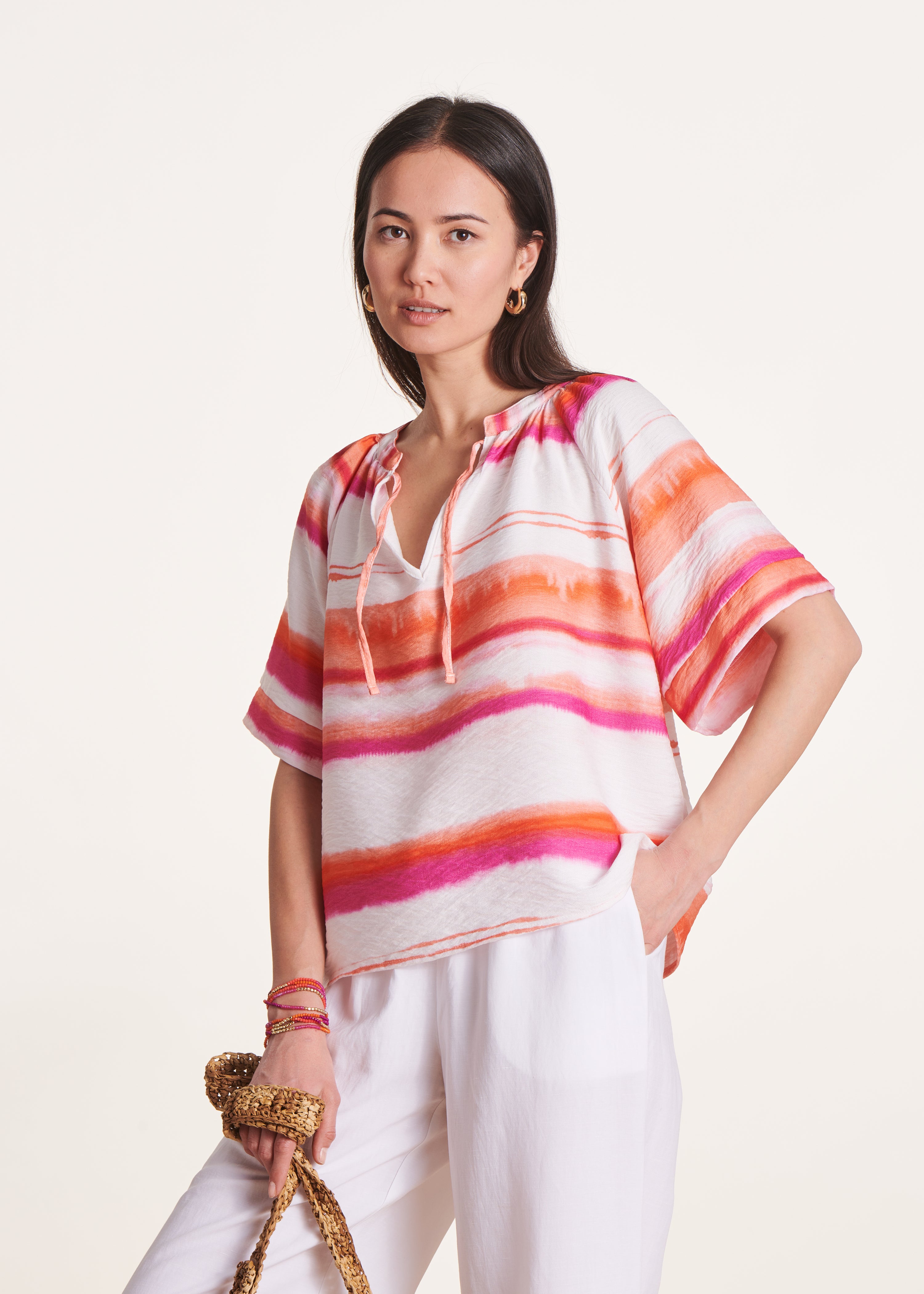 Top sciolto rosa con scollo a V e stampa tie & dye