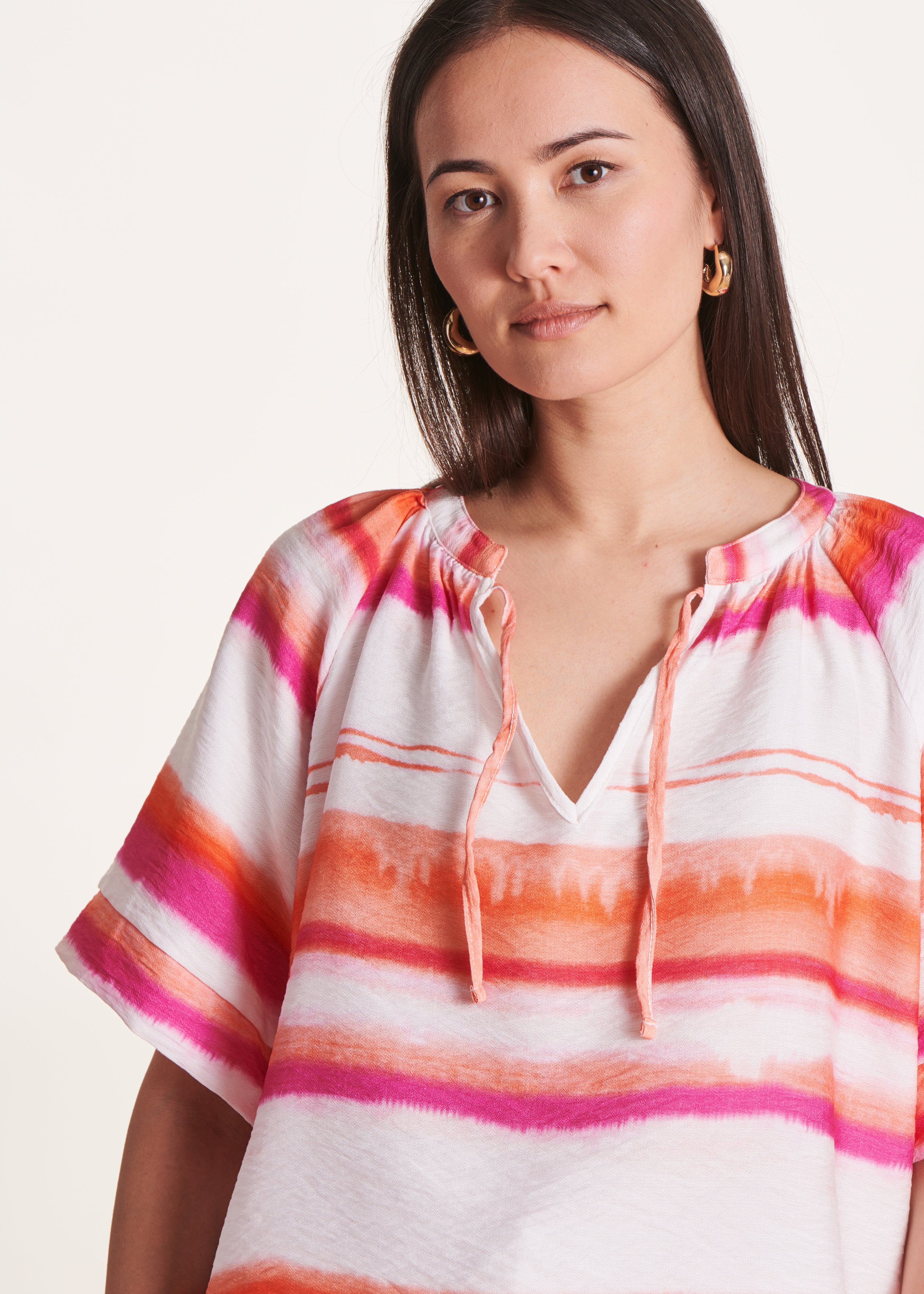 Top sciolto rosa con scollo a V e stampa tie & dye