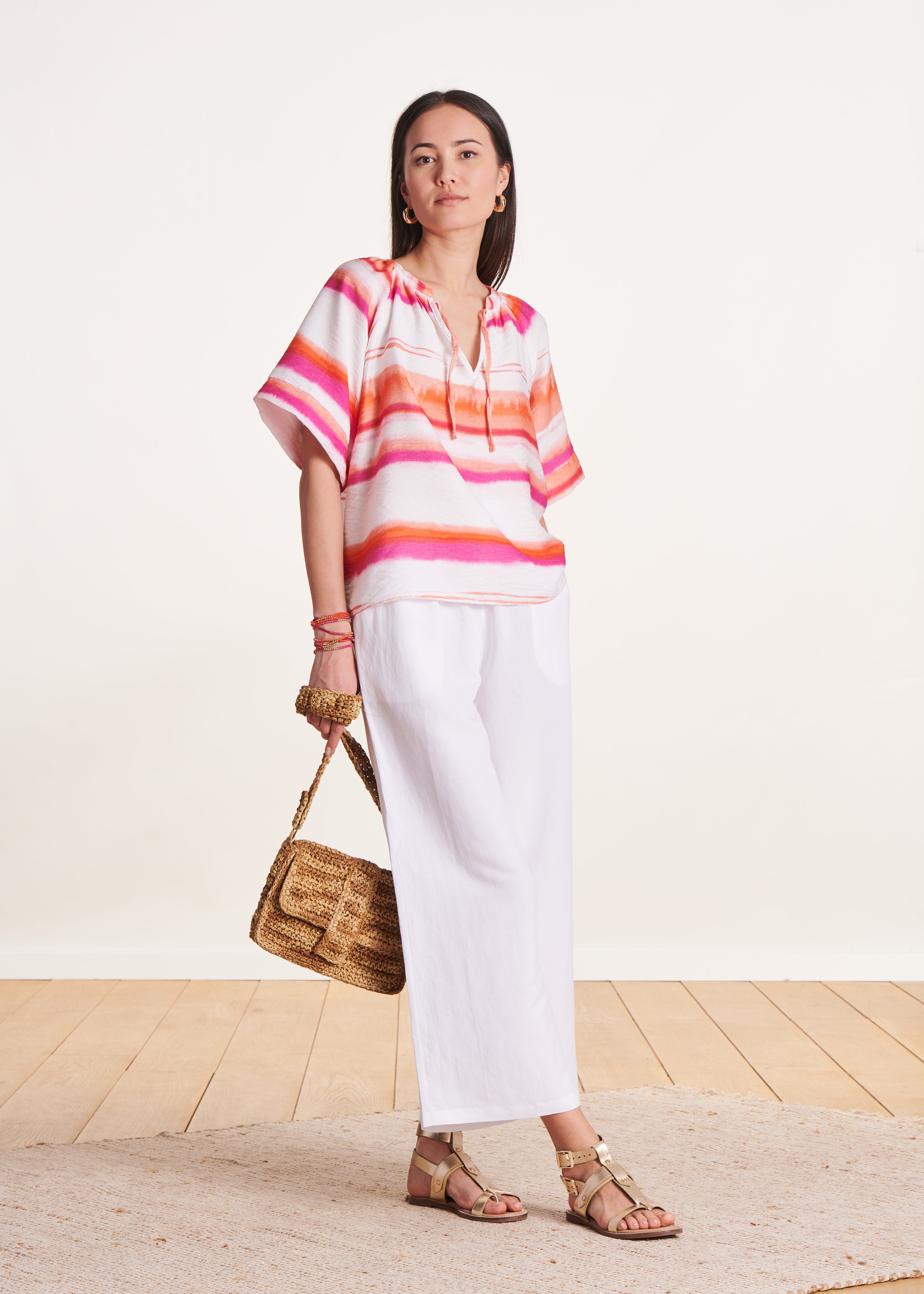 Top sciolto rosa con scollo a V e stampa tie & dye
