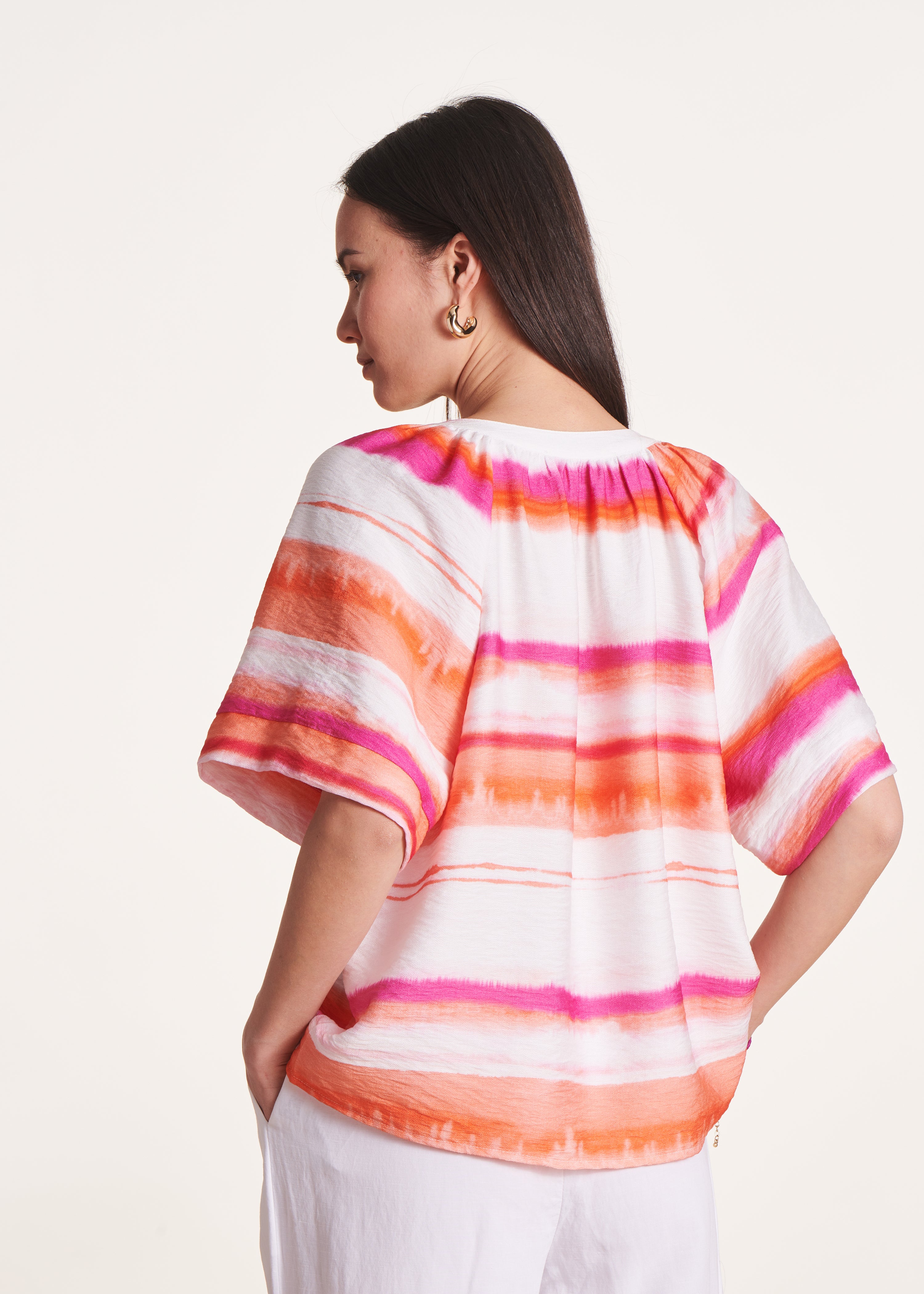 Top sciolto rosa con scollo a V e stampa tie & dye