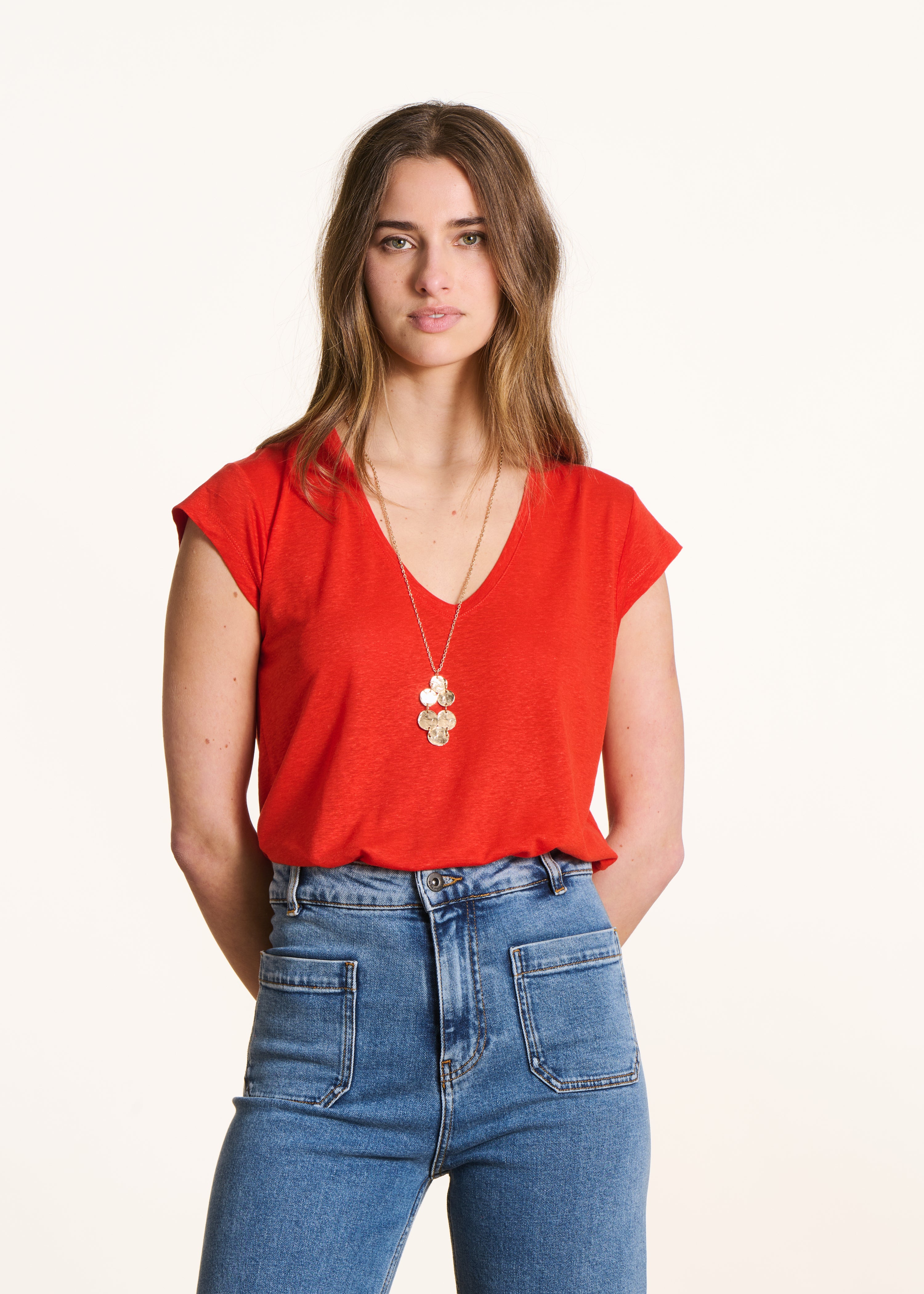 Rotes T-Shirt aus Lyocell mit V-Ausschnitt und kurzen Ärmeln