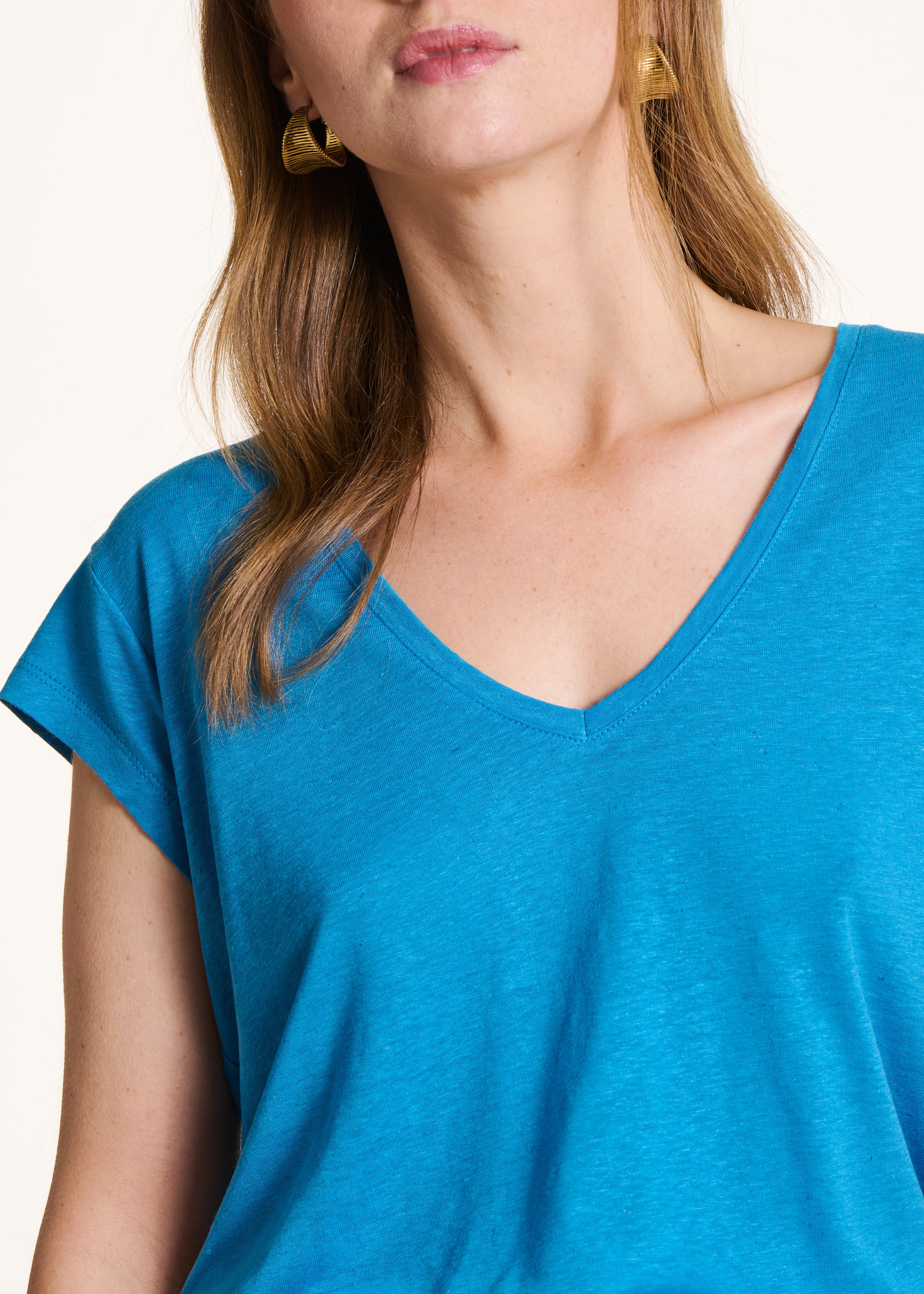 Hellblaues T-Shirt aus Lyocell mit V-Ausschnitt und kurzen Ärmeln