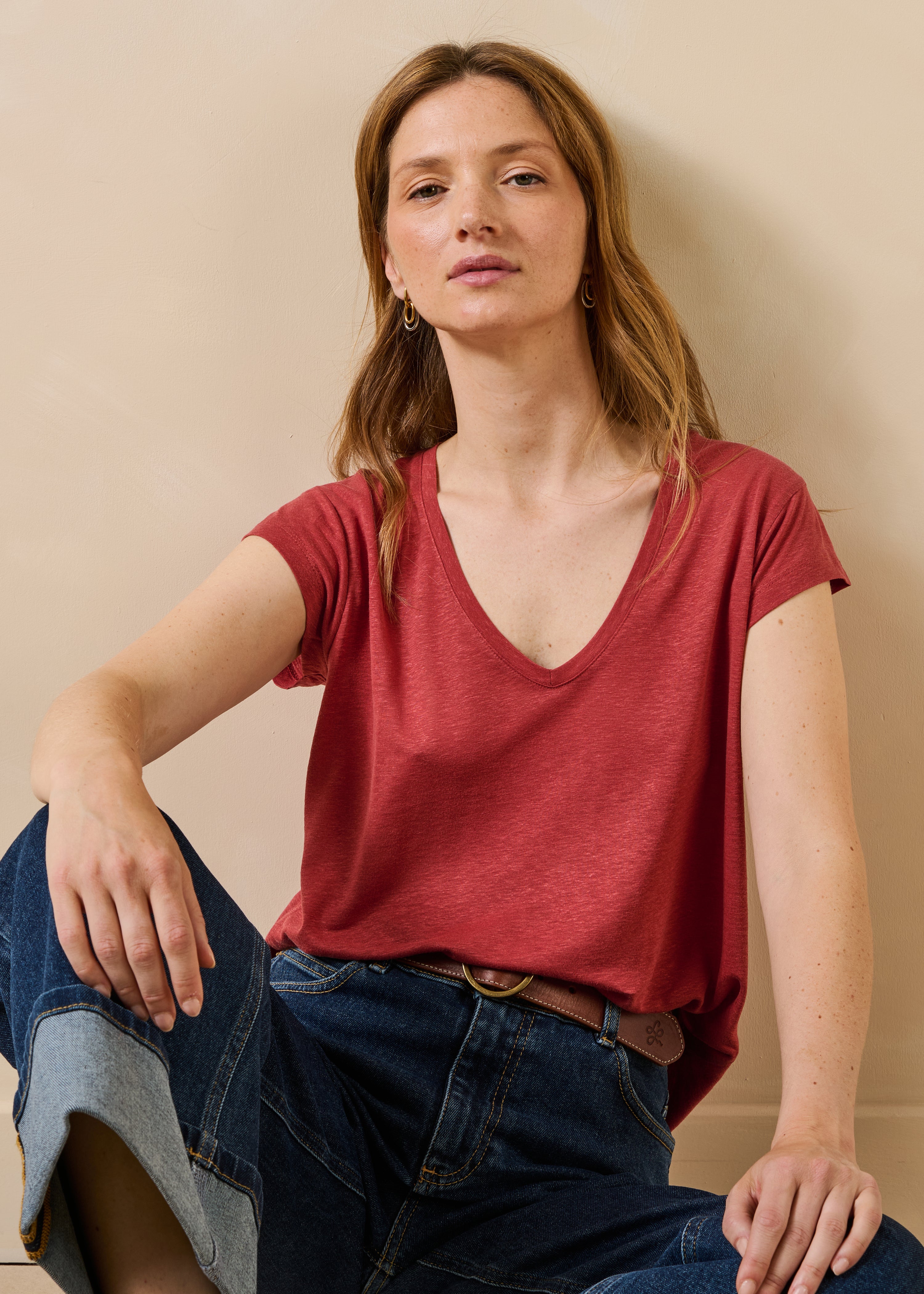 T-shirt rouge en lyocell col V