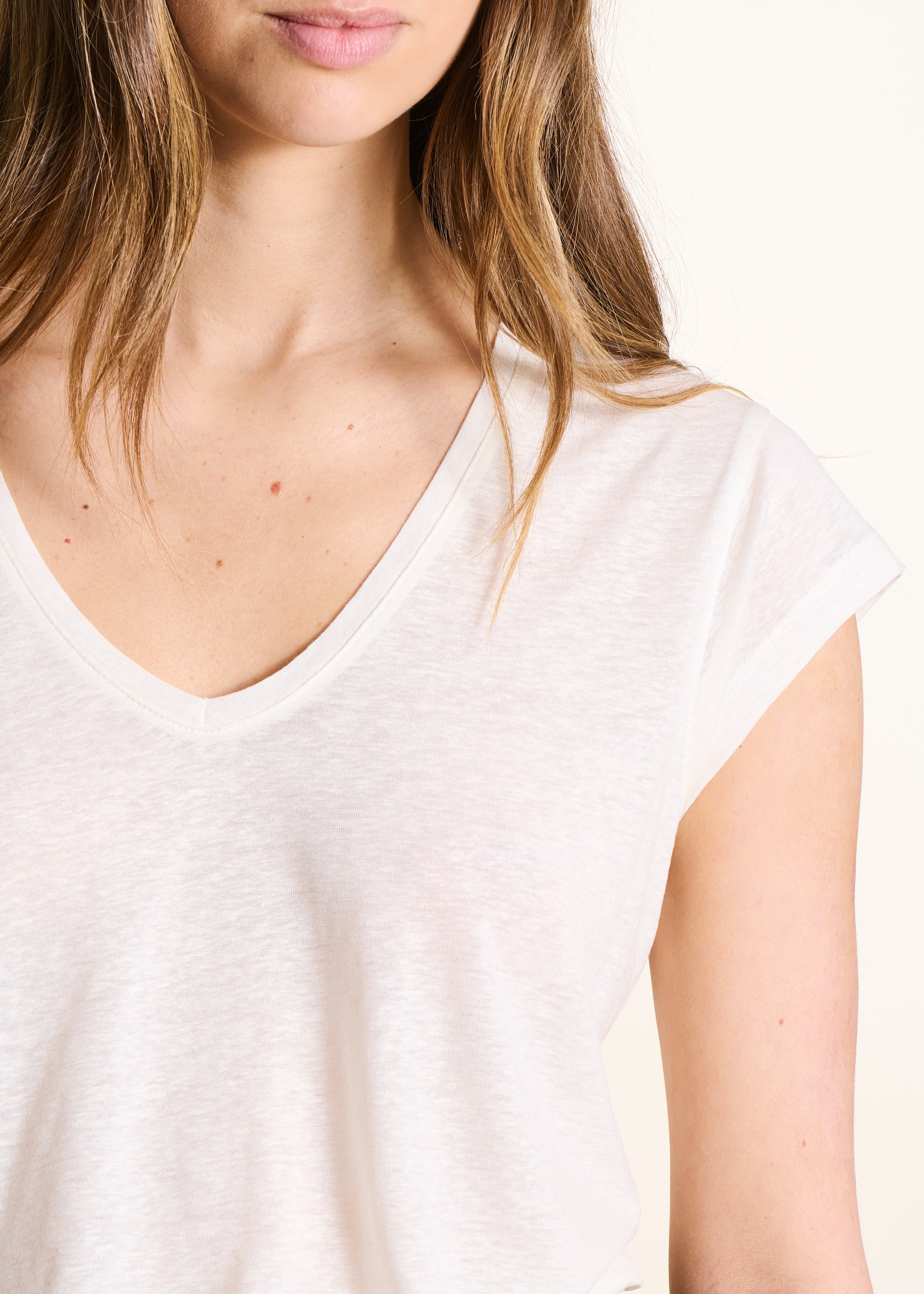 T-shirt écru in lyocell con scollo a V e maniche corte