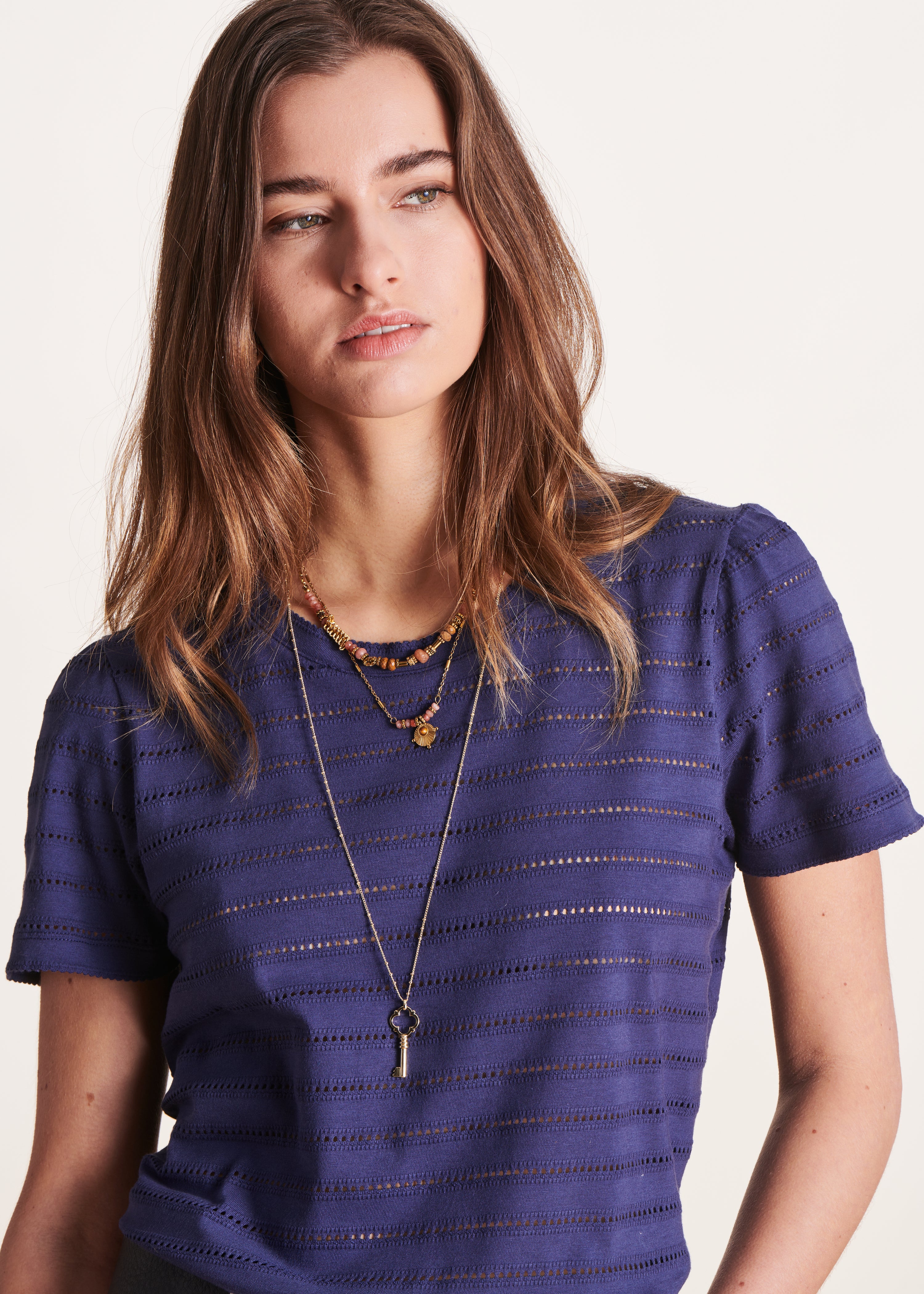 Camiseta azul marino con rayas caladas de manga corta