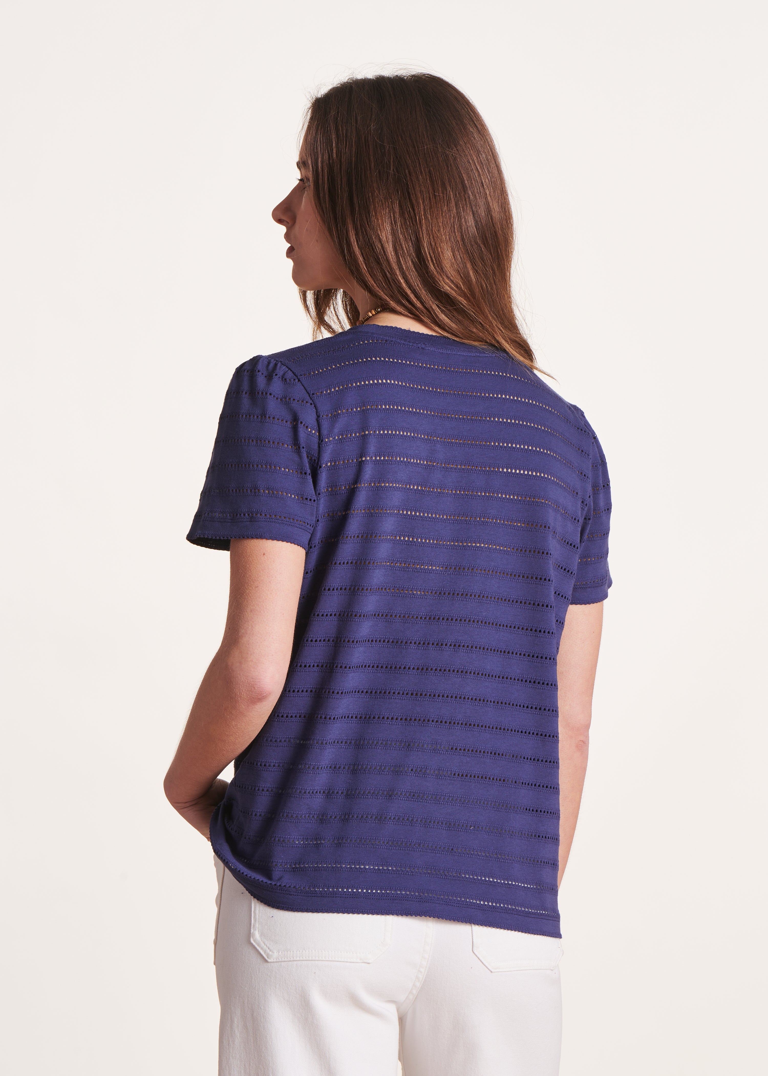 Camiseta azul marino con rayas caladas de manga corta