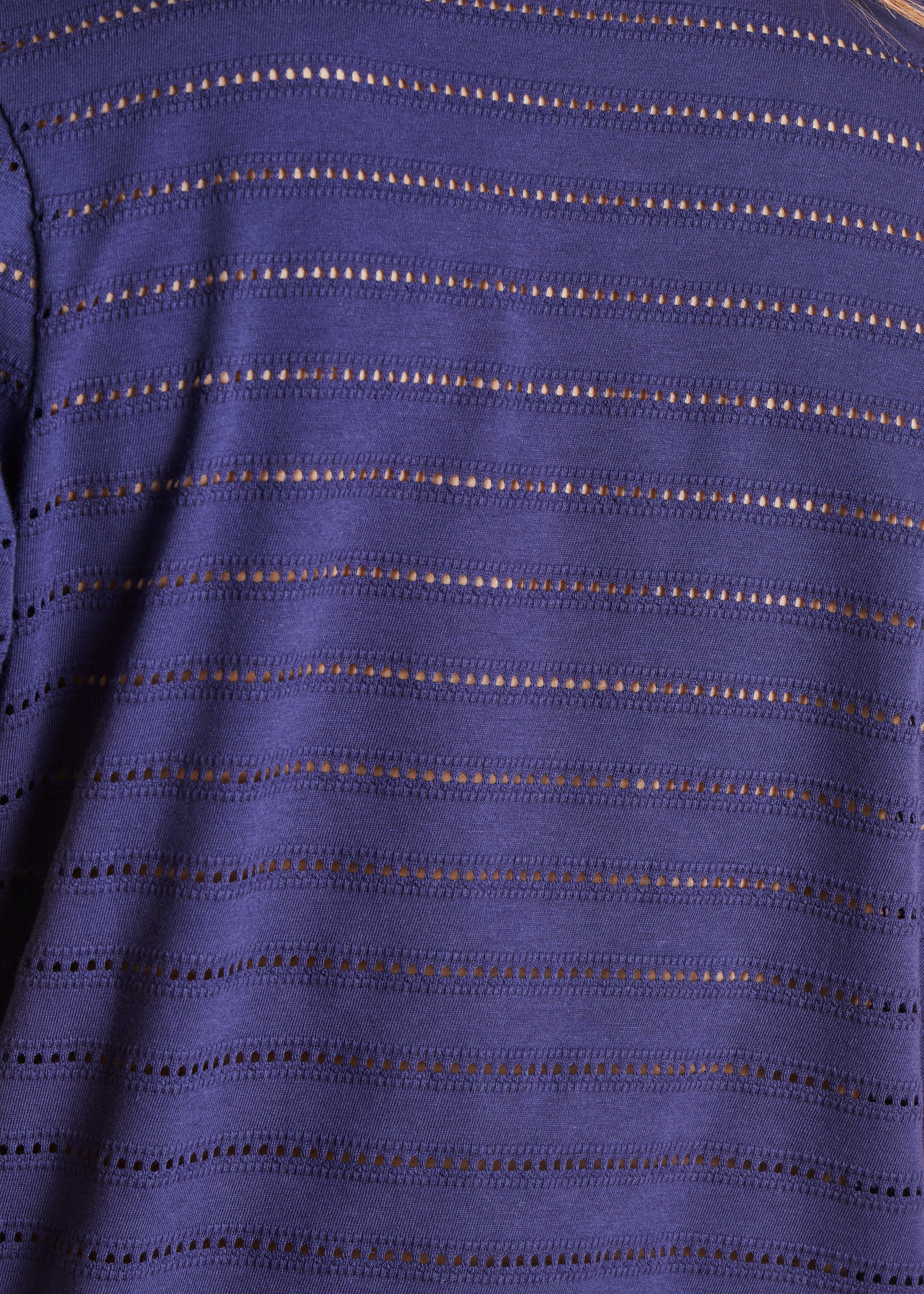 Camiseta azul marino con rayas caladas de manga corta