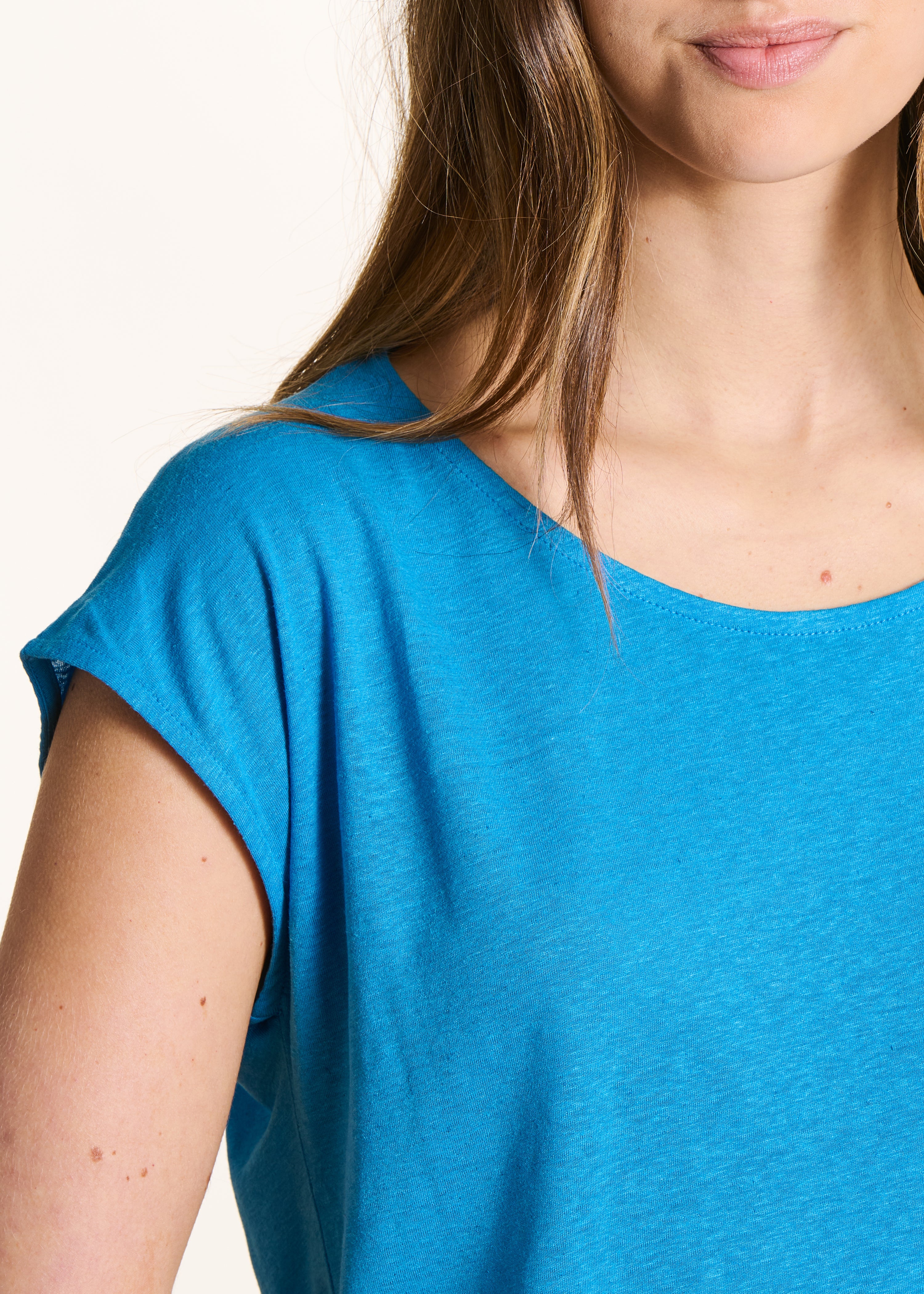 Light blue straight T-shirt with round neck in lyocell and linen