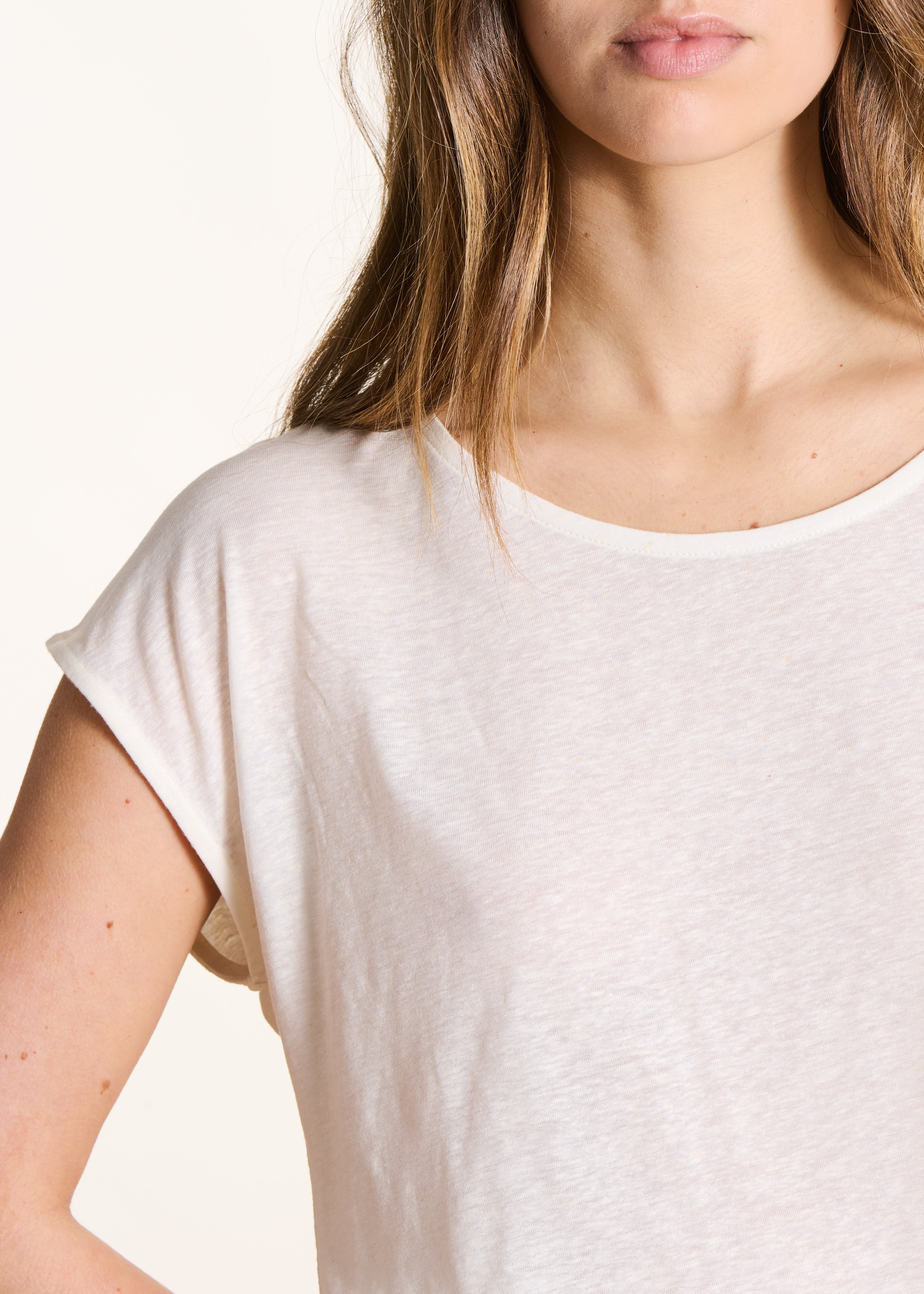 Straight off-white T-shirt with round neck in lyocell and linen