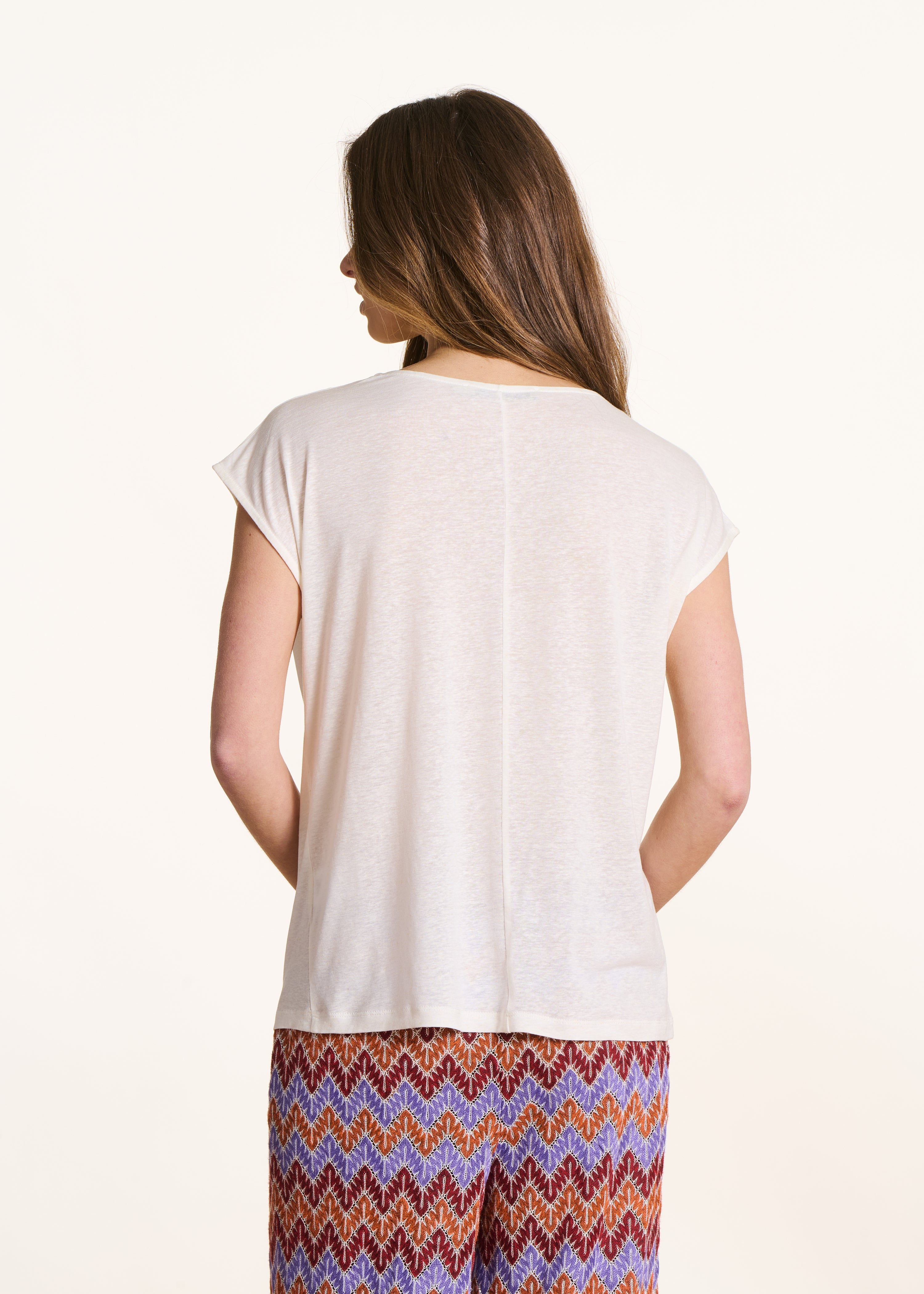 Straight off-white T-shirt with round neck in lyocell and linen