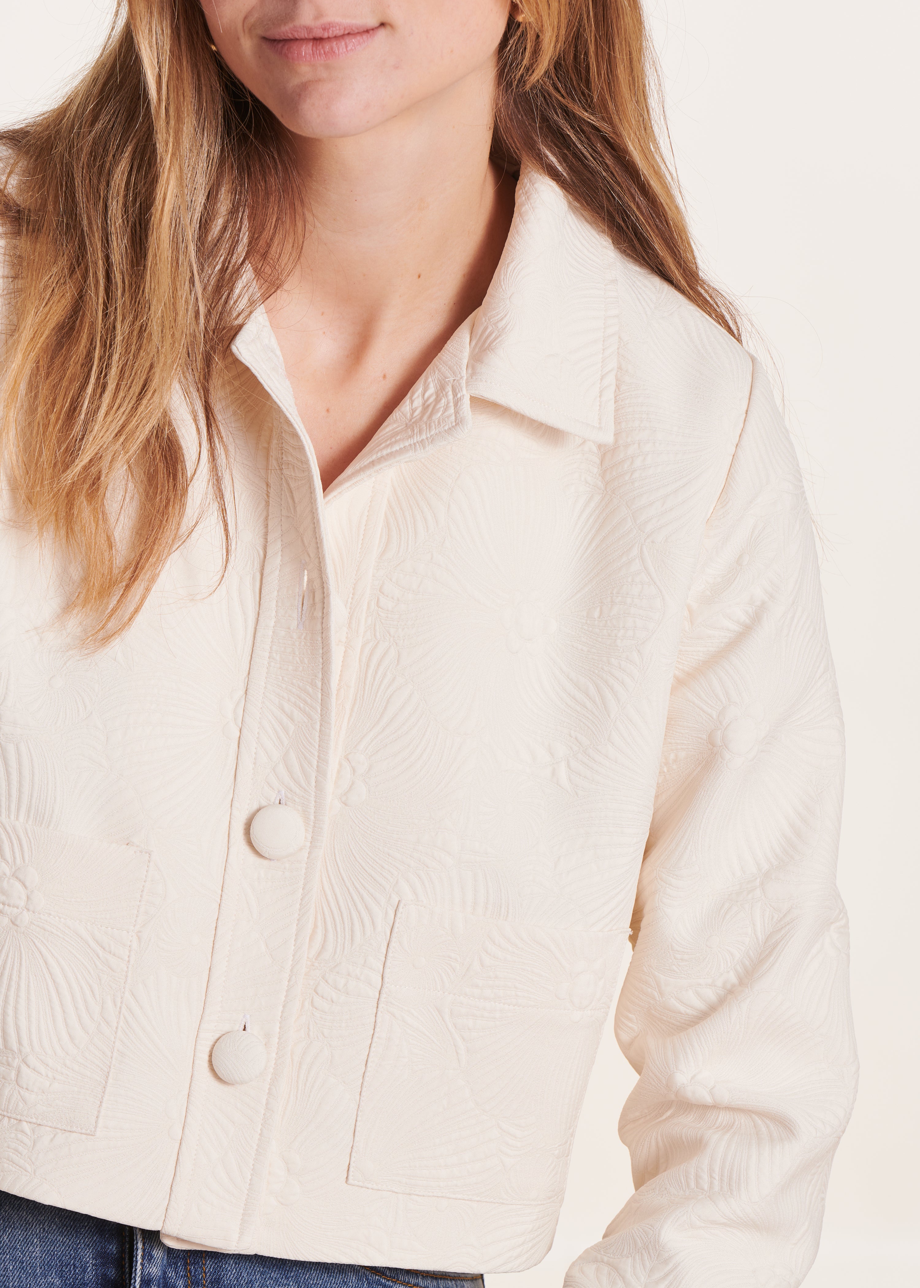 Short jacket in ecru jacquard with shirt collar