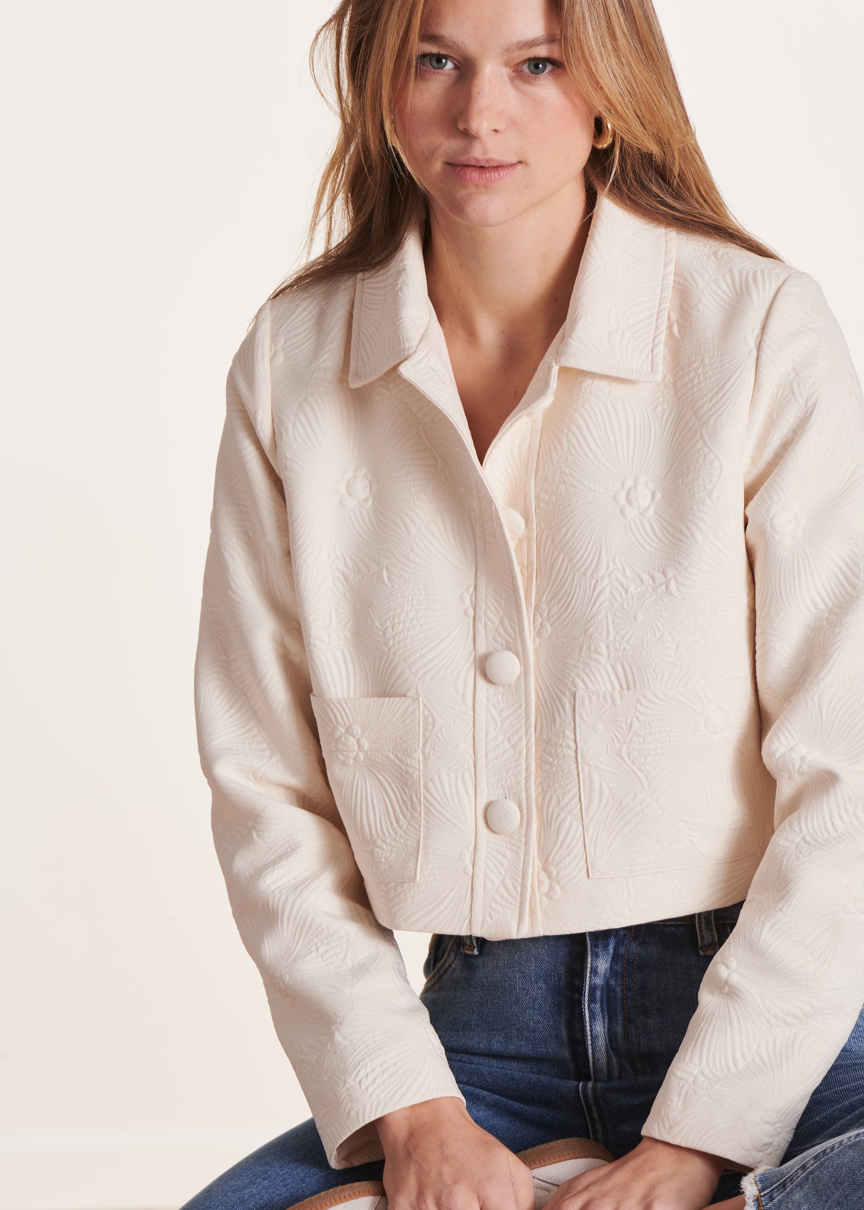 Short jacket in ecru jacquard with shirt collar