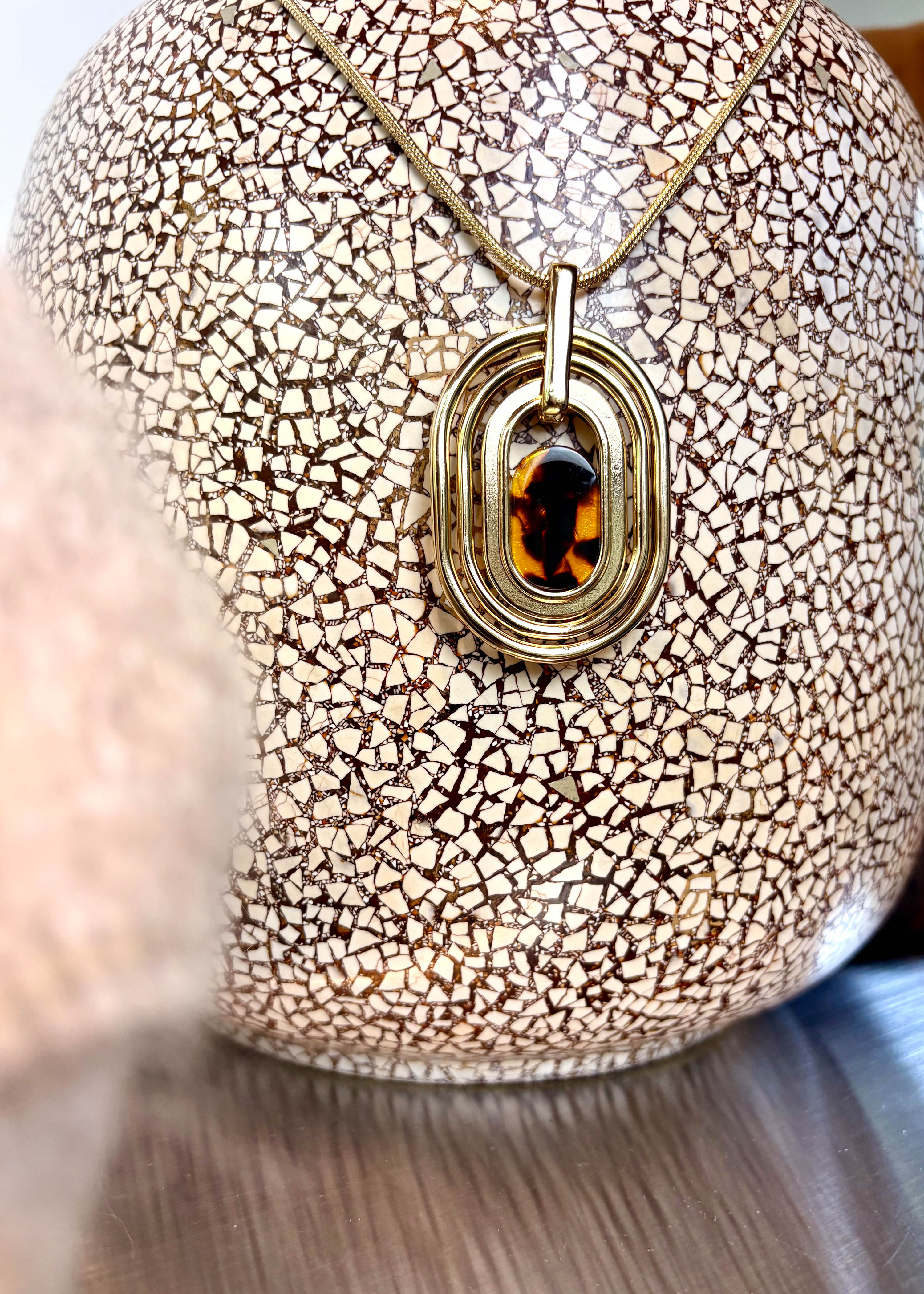 Collier sautoir doré avec résine bicolore doré et marron