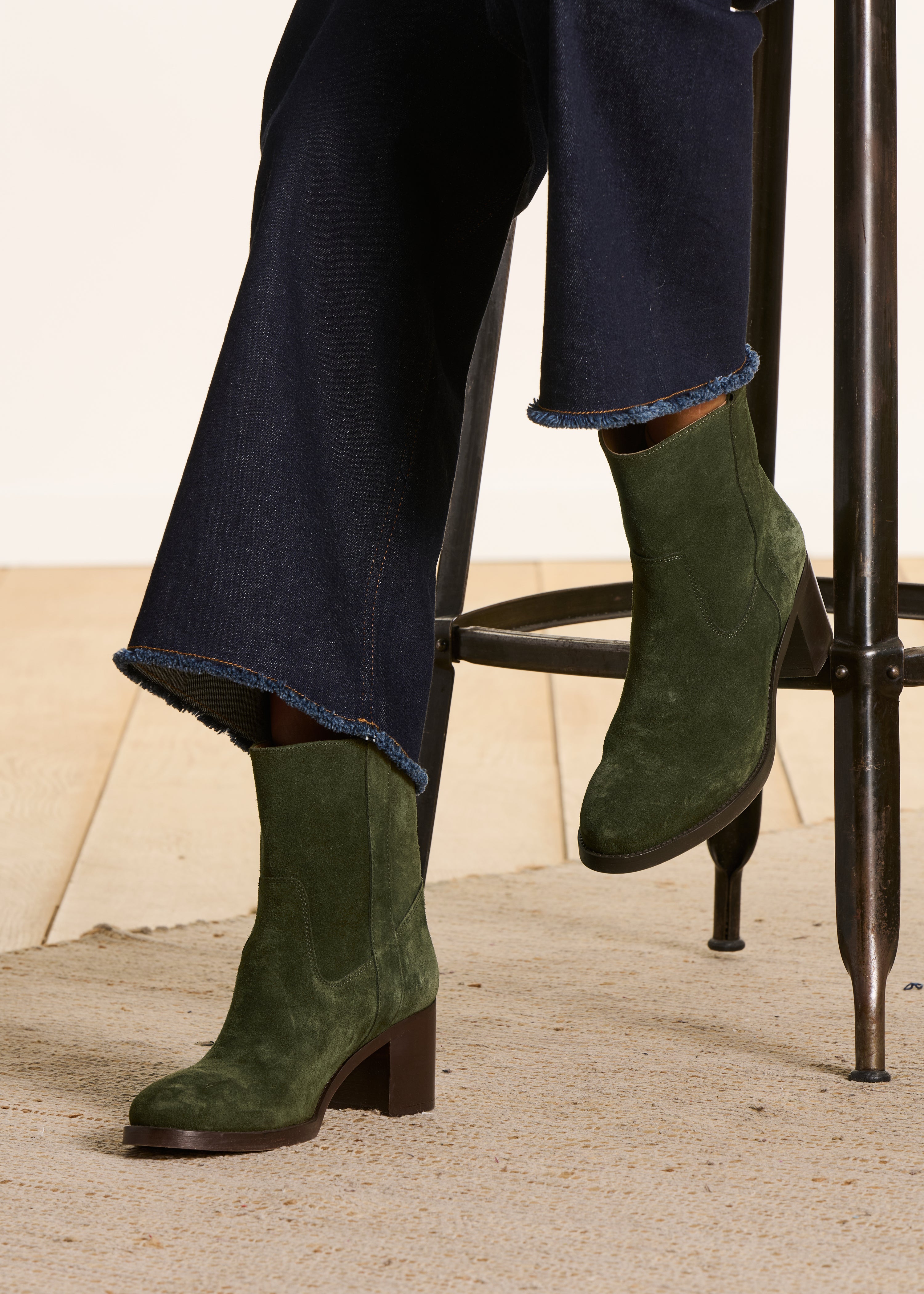 Stiefeletten mit Absatz aus khakigrünem Veloursleder